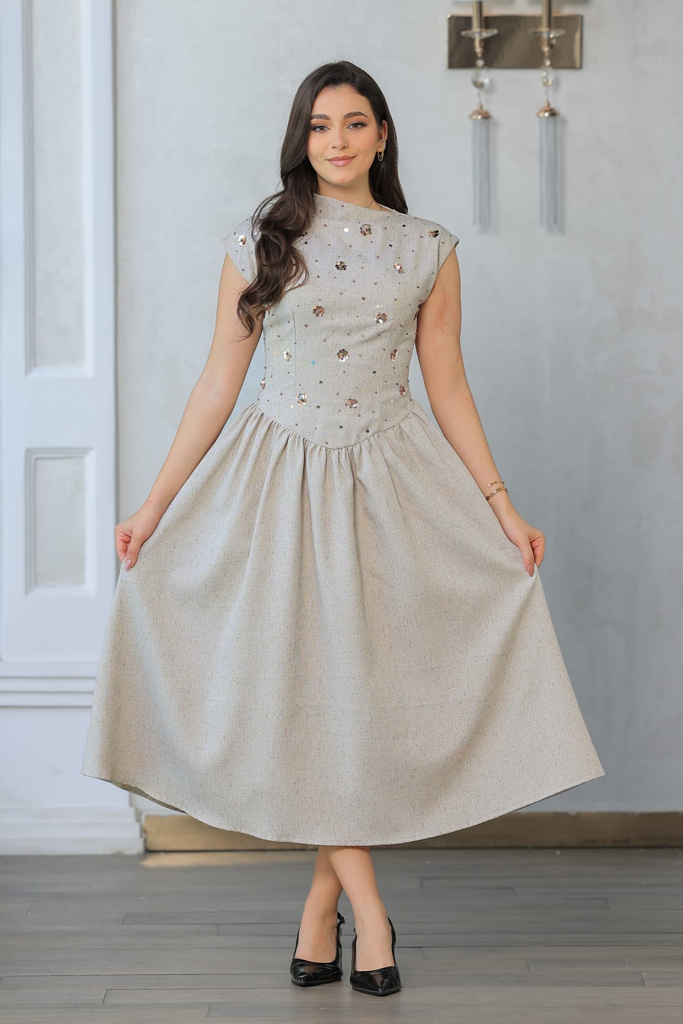 فستان بقصة عنق مائله وكلوش من الاسفل