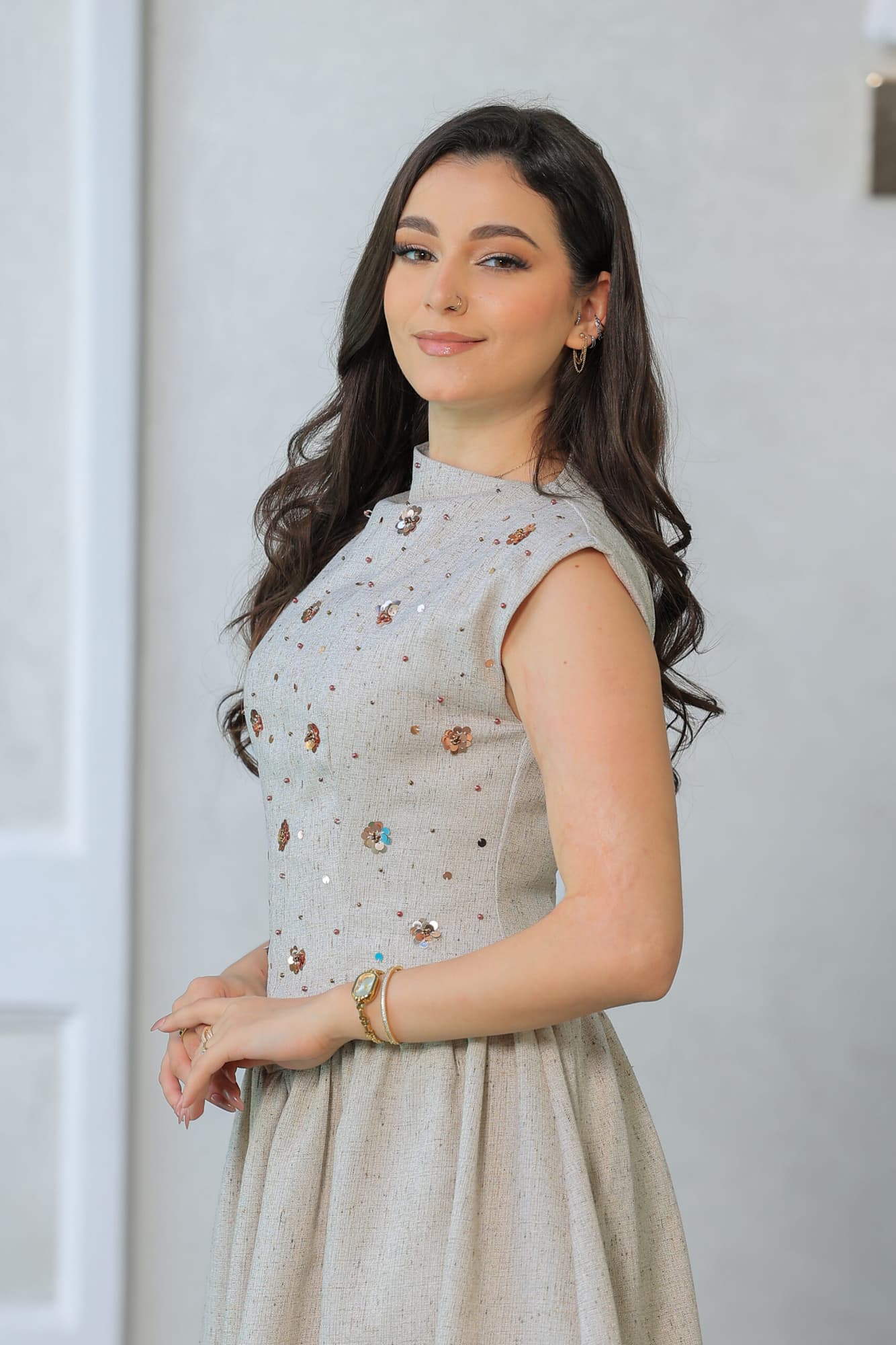 فستان بقصة عنق مائله وكلوش من الاسفل