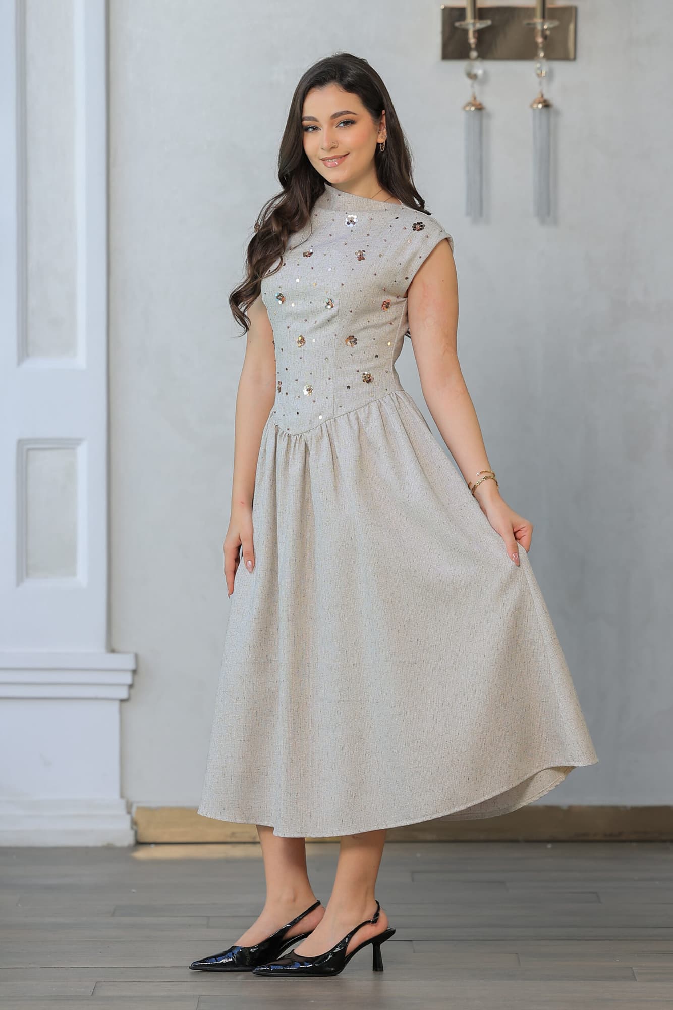 فستان بقصة عنق مائله وكلوش من الاسفل