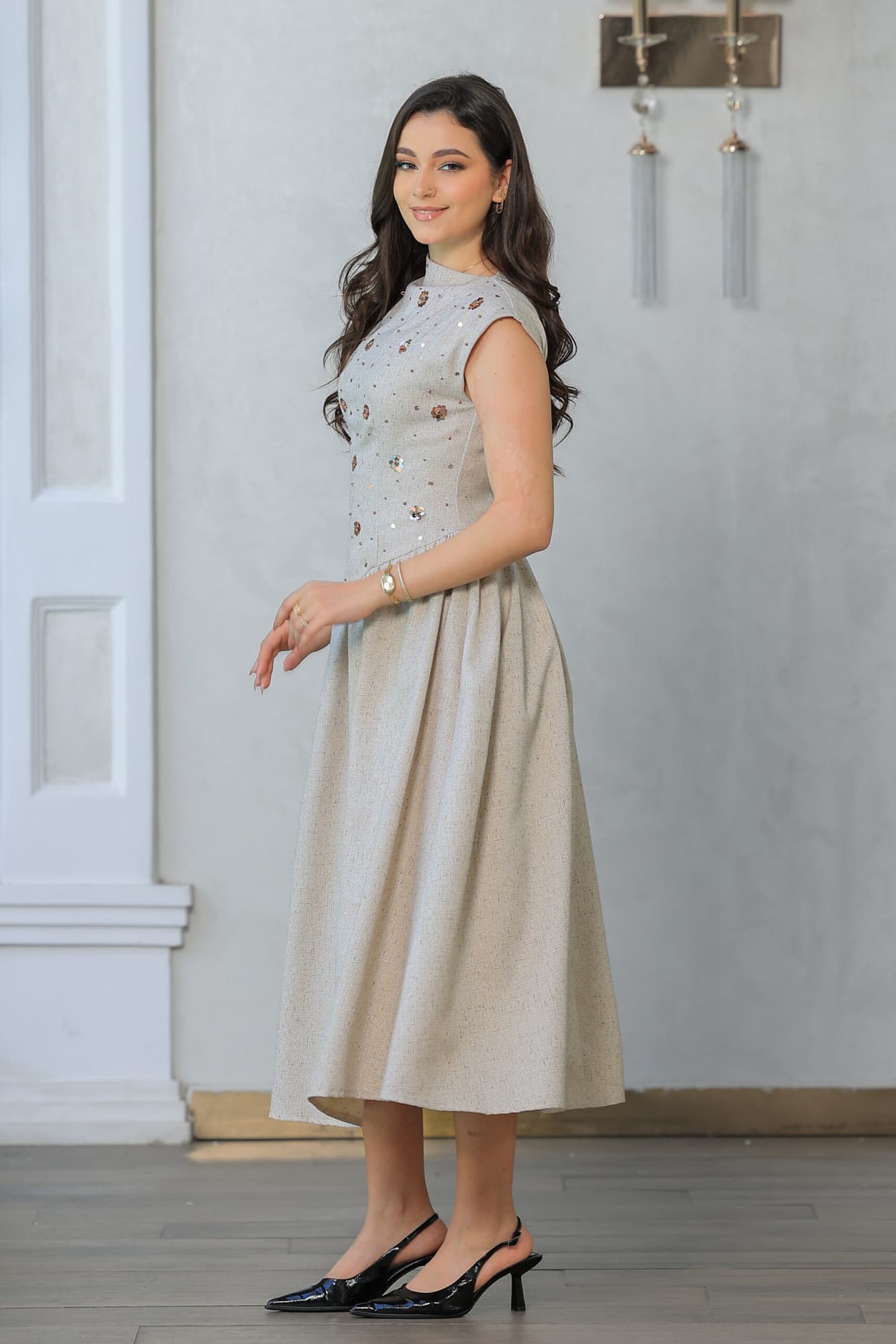 فستان بقصة عنق مائله وكلوش من الاسفل