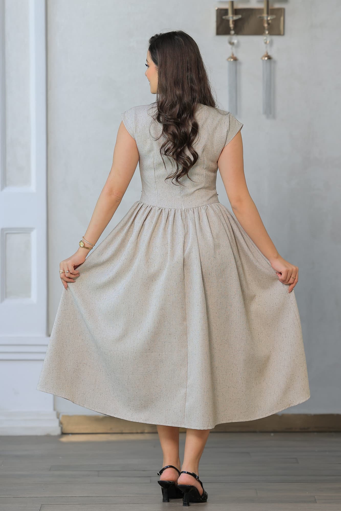 فستان بقصة عنق مائله وكلوش من الاسفل