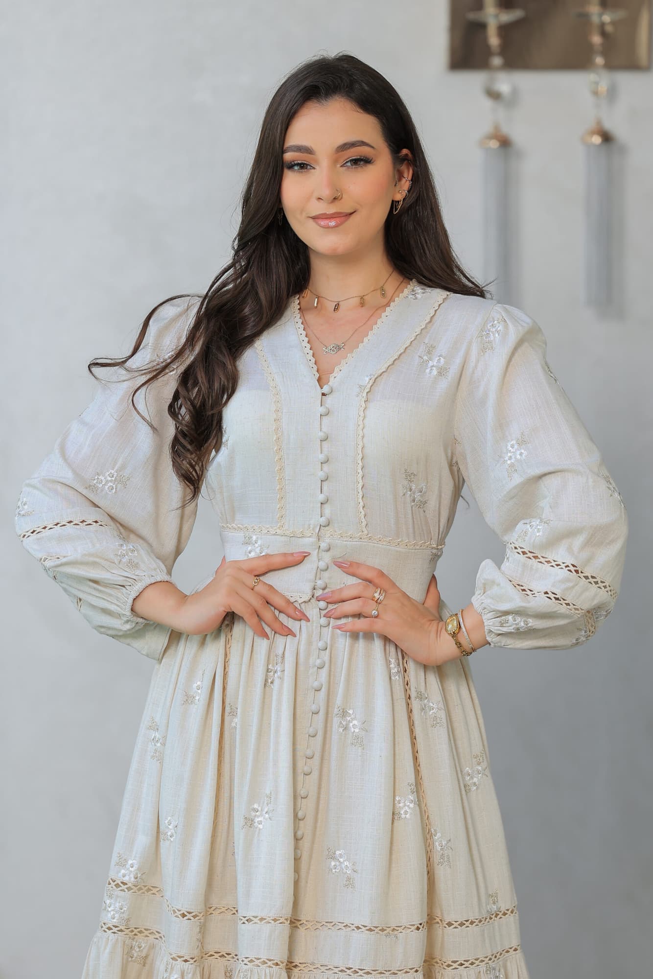 فستان بتصميم مزين بفتحات دانتيل أنيقة