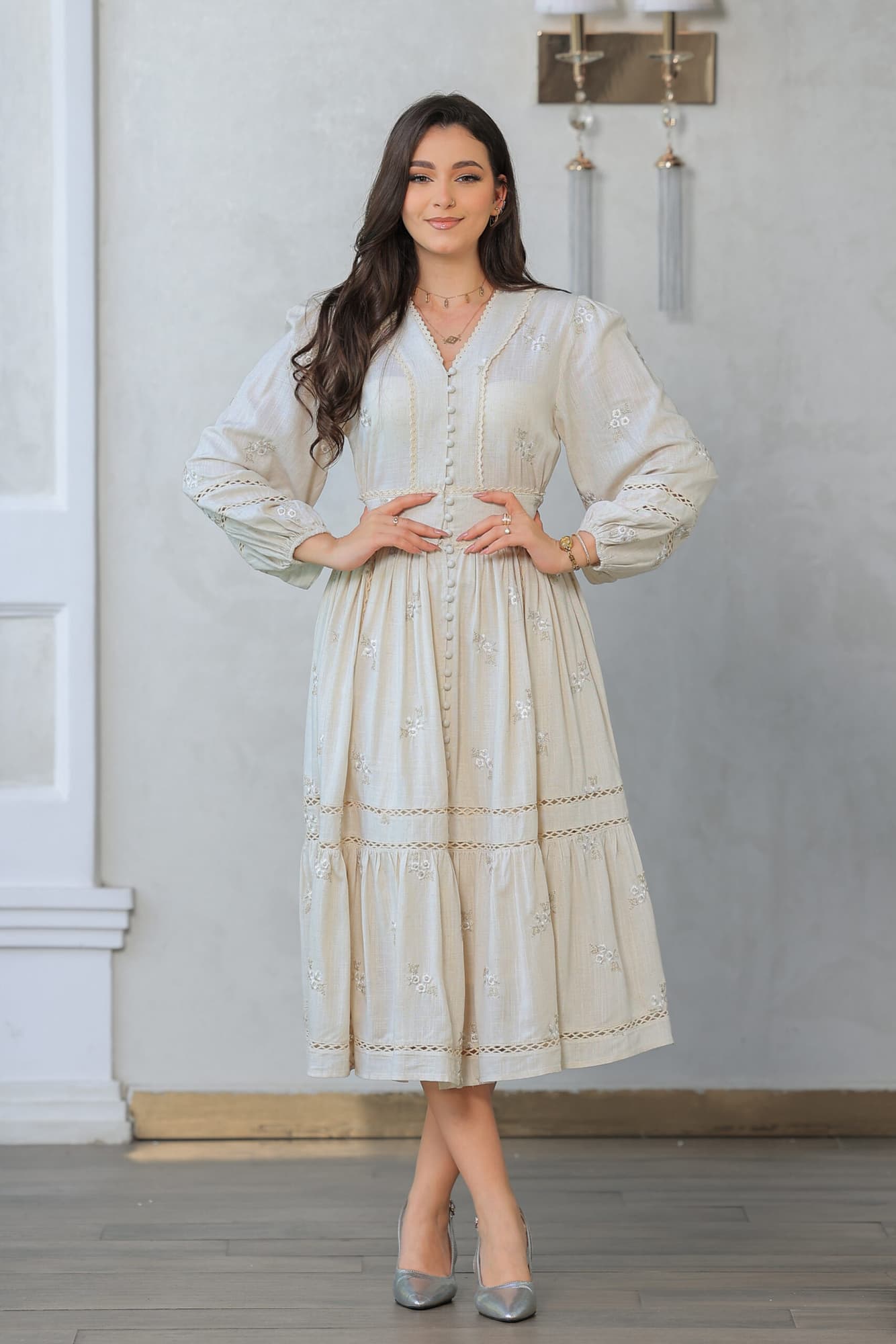 فستان بتصميم مزين بفتحات دانتيل أنيقة