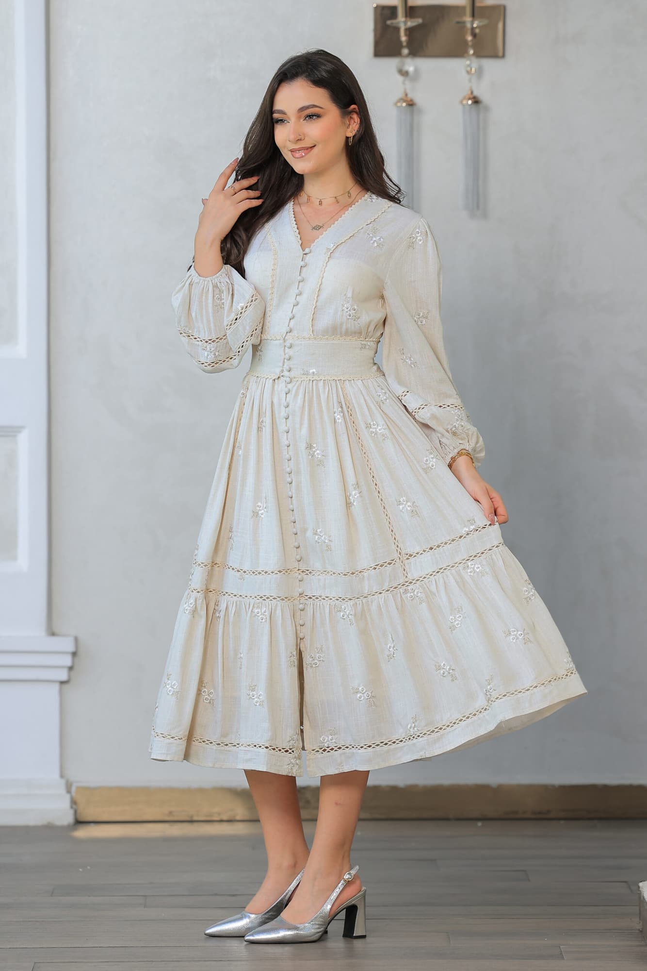 فستان بتصميم مزين بفتحات دانتيل أنيقة