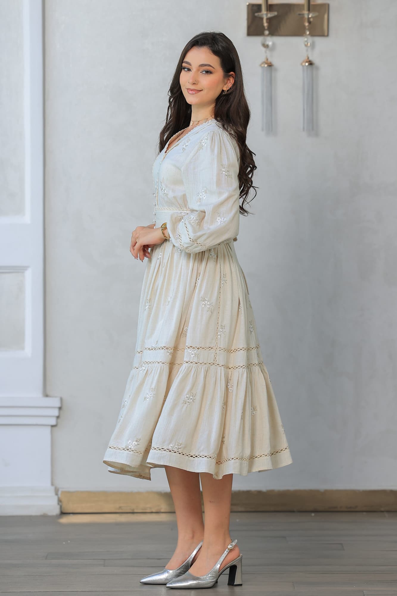 فستان بتصميم مزين بفتحات دانتيل أنيقة