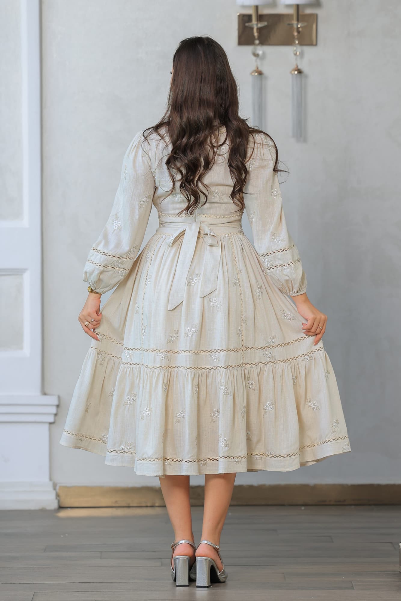 فستان بتصميم مزين بفتحات دانتيل أنيقة