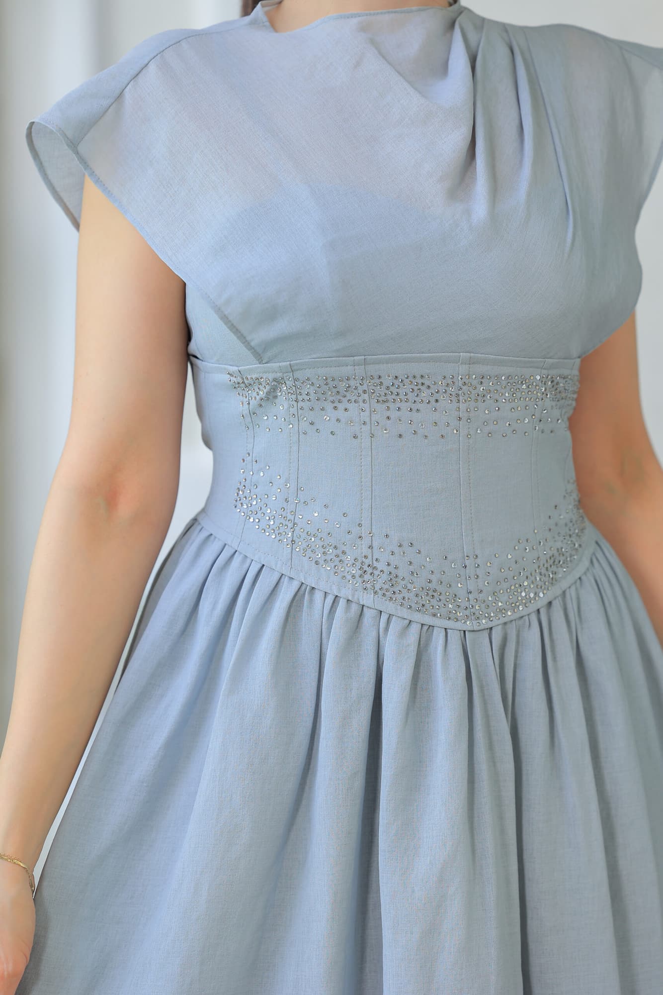 فستان ميدي باكمام كب قصيره شفافه bluish grey