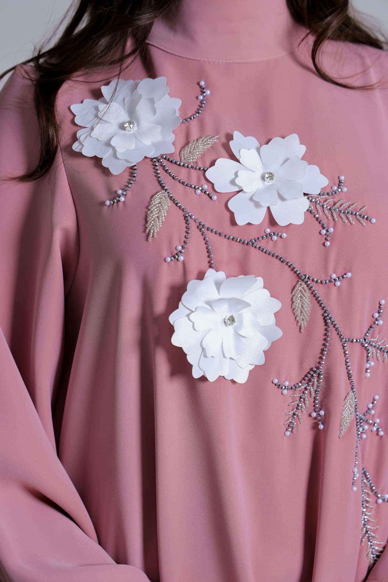 جلابية أنيقة مزينة بورود لحمي