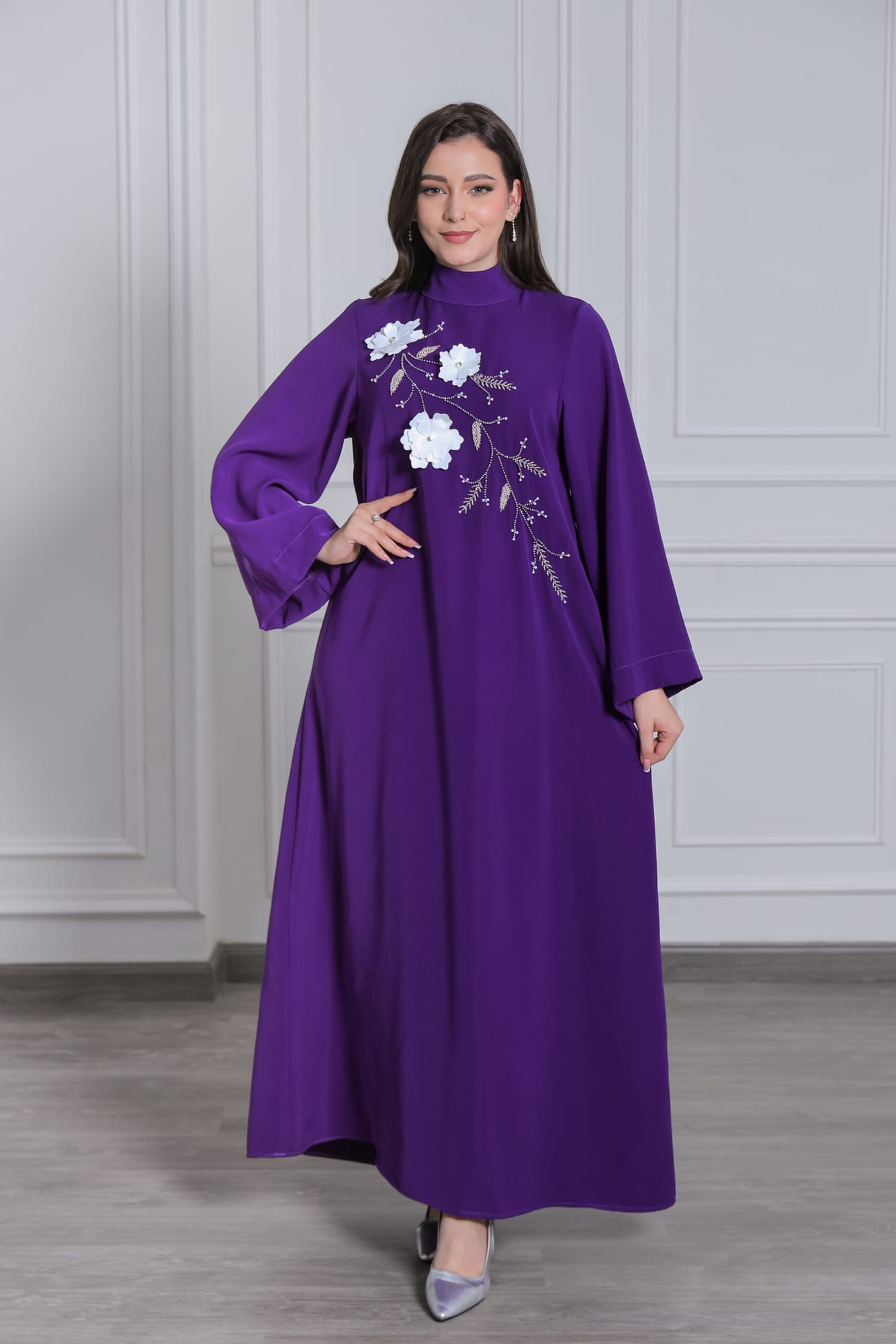 جلابية أنيقة مزينة بورود