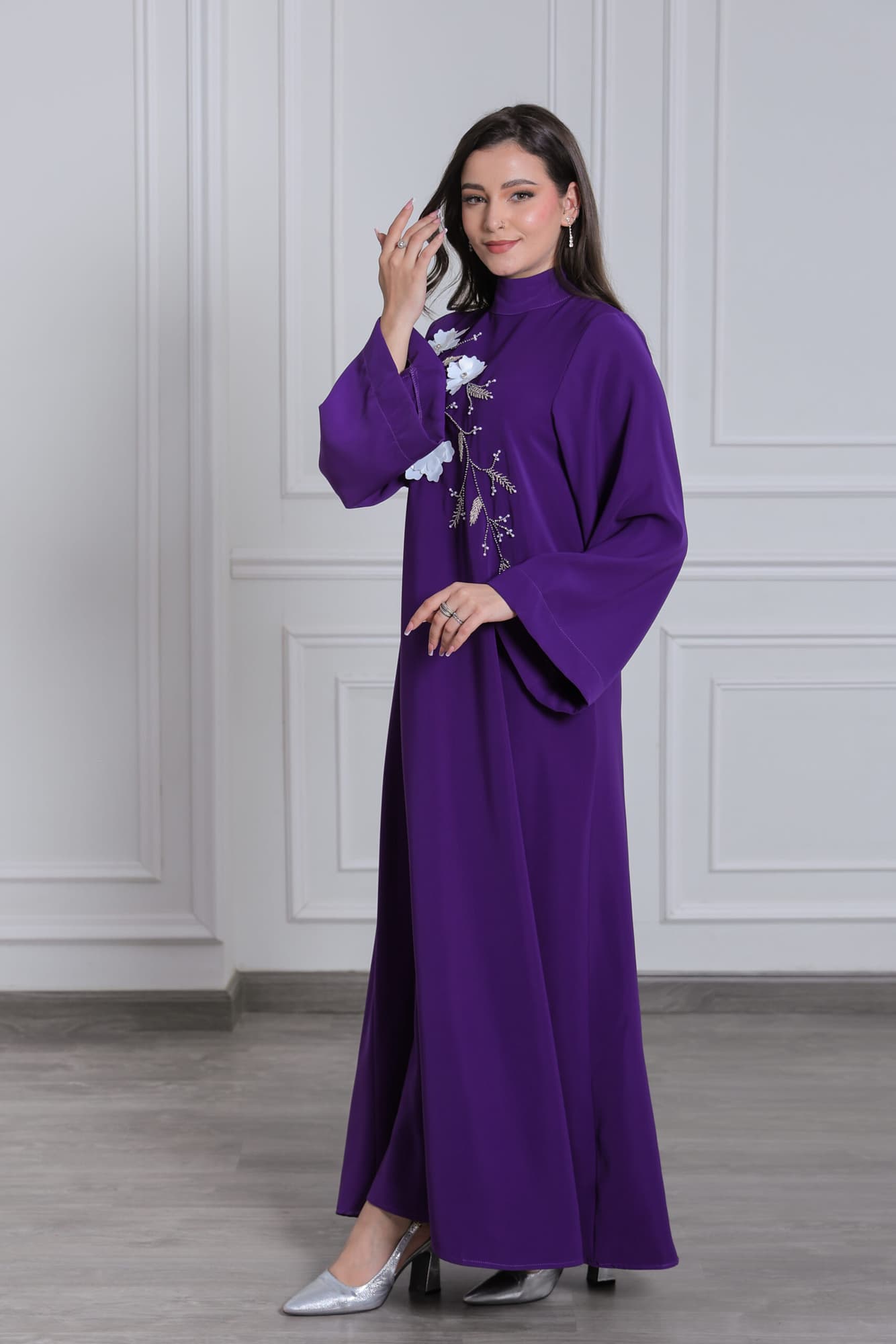 جلابية أنيقة مزينة بورود