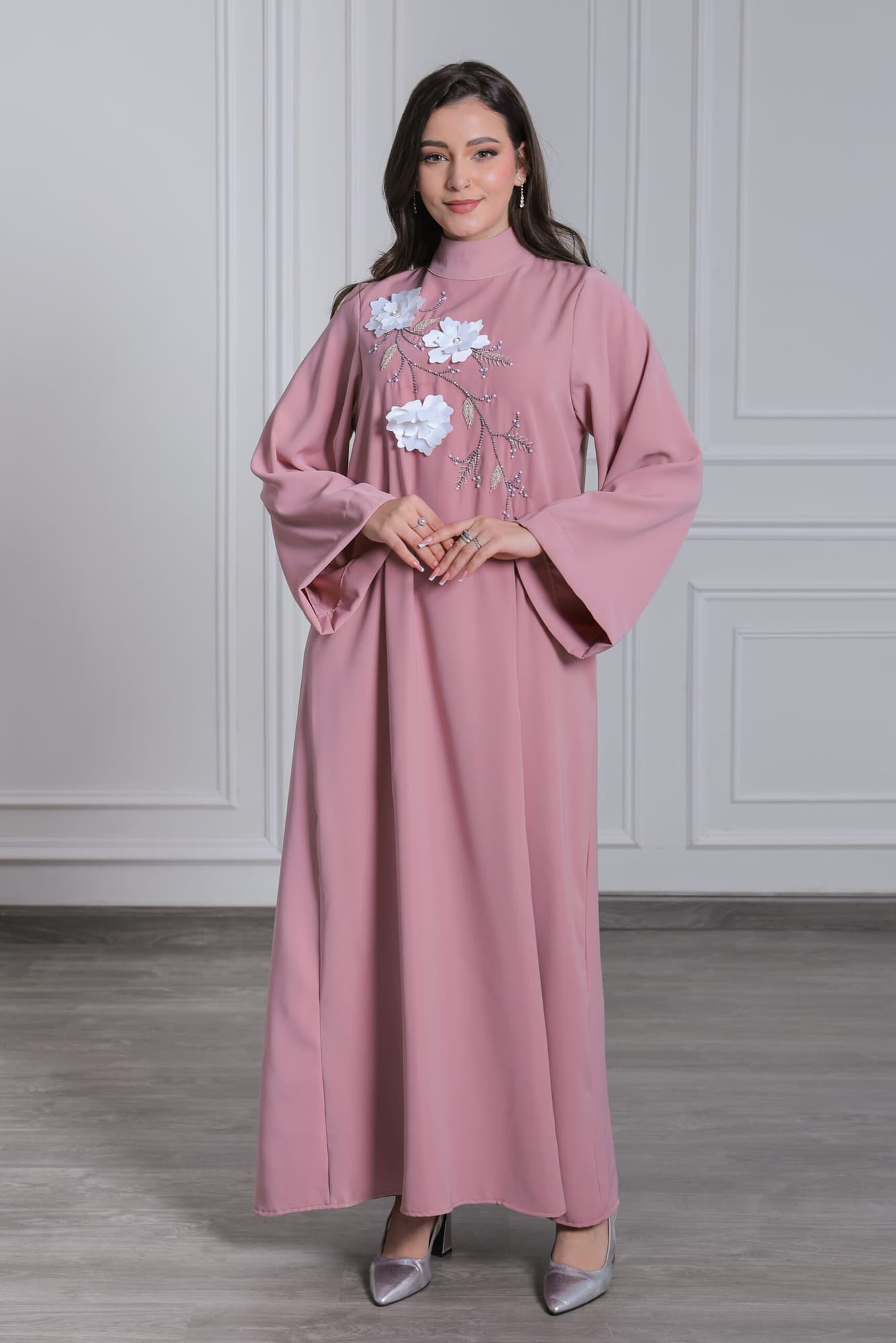 جلابية أنيقة مزينة بورود