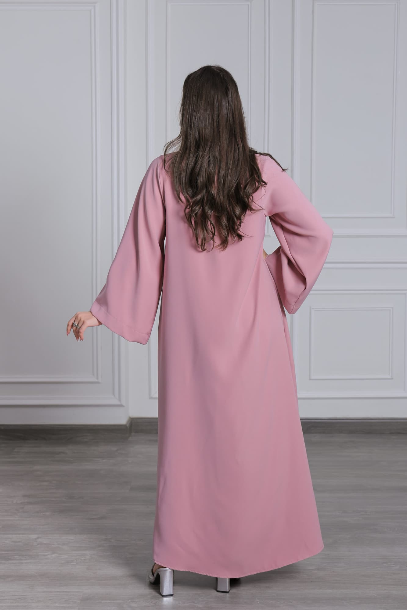 جلابية أنيقة مزينة بورود