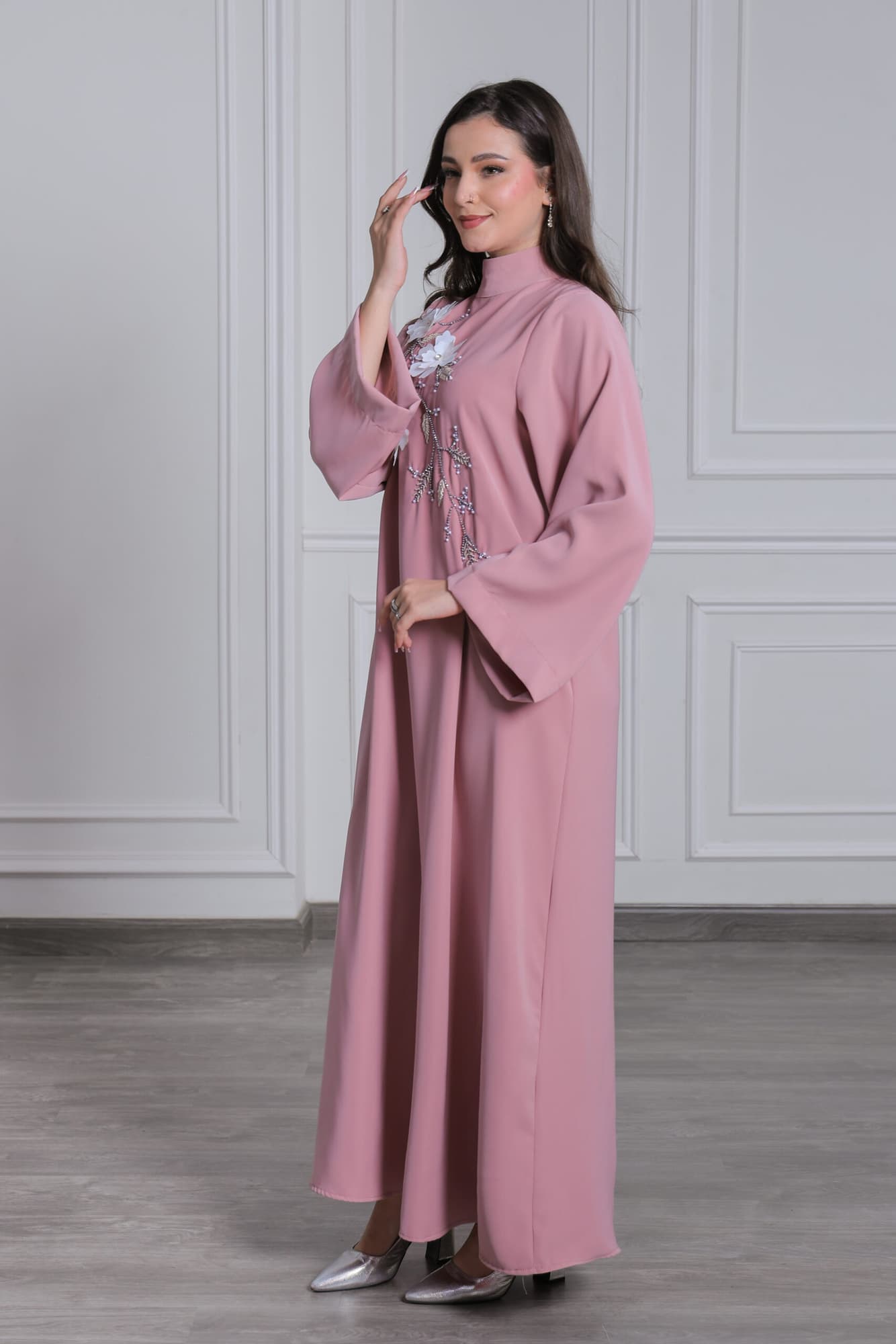 جلابية أنيقة مزينة بورود