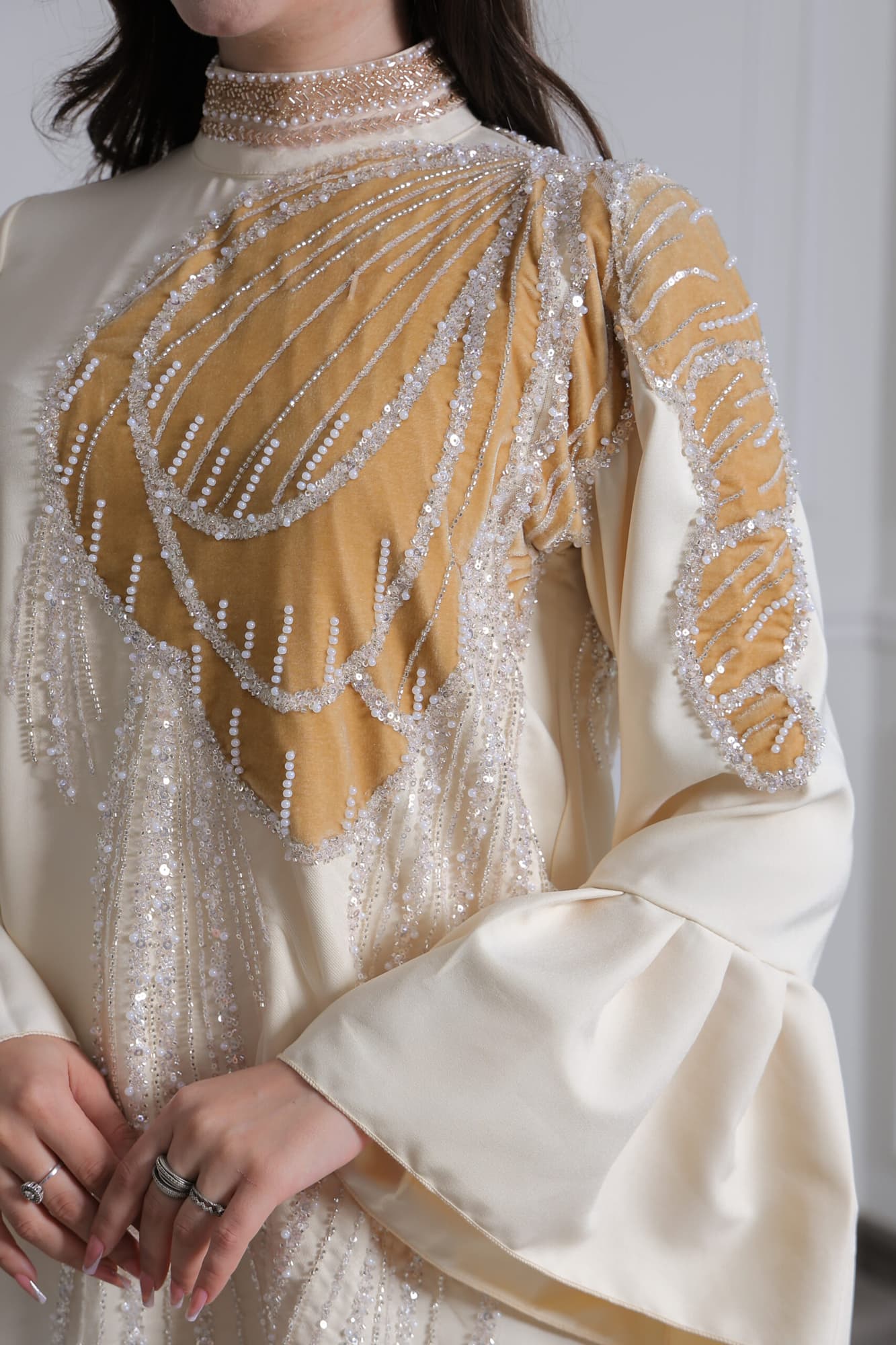 جلابية فخمة بتطريز خرز عالكتف بيج