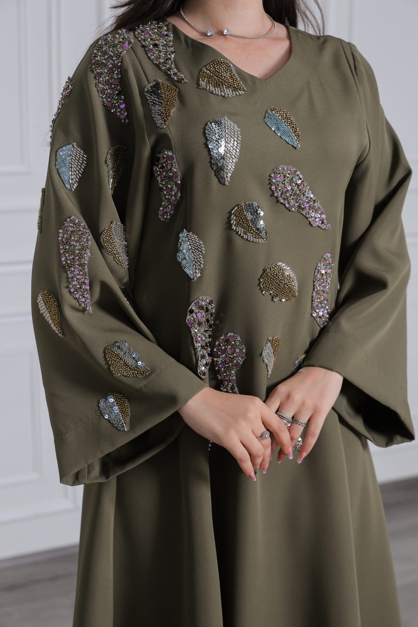 جلابية أنيقة بتطريز ناعم زيتي