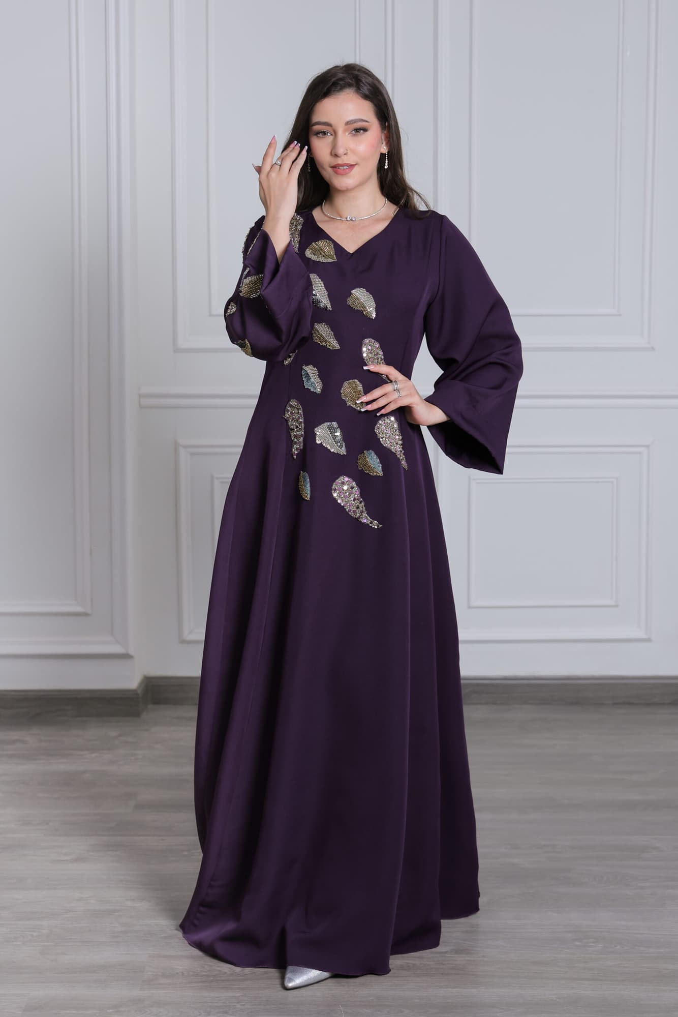 جلابية أنيقة بتطريز ناعم