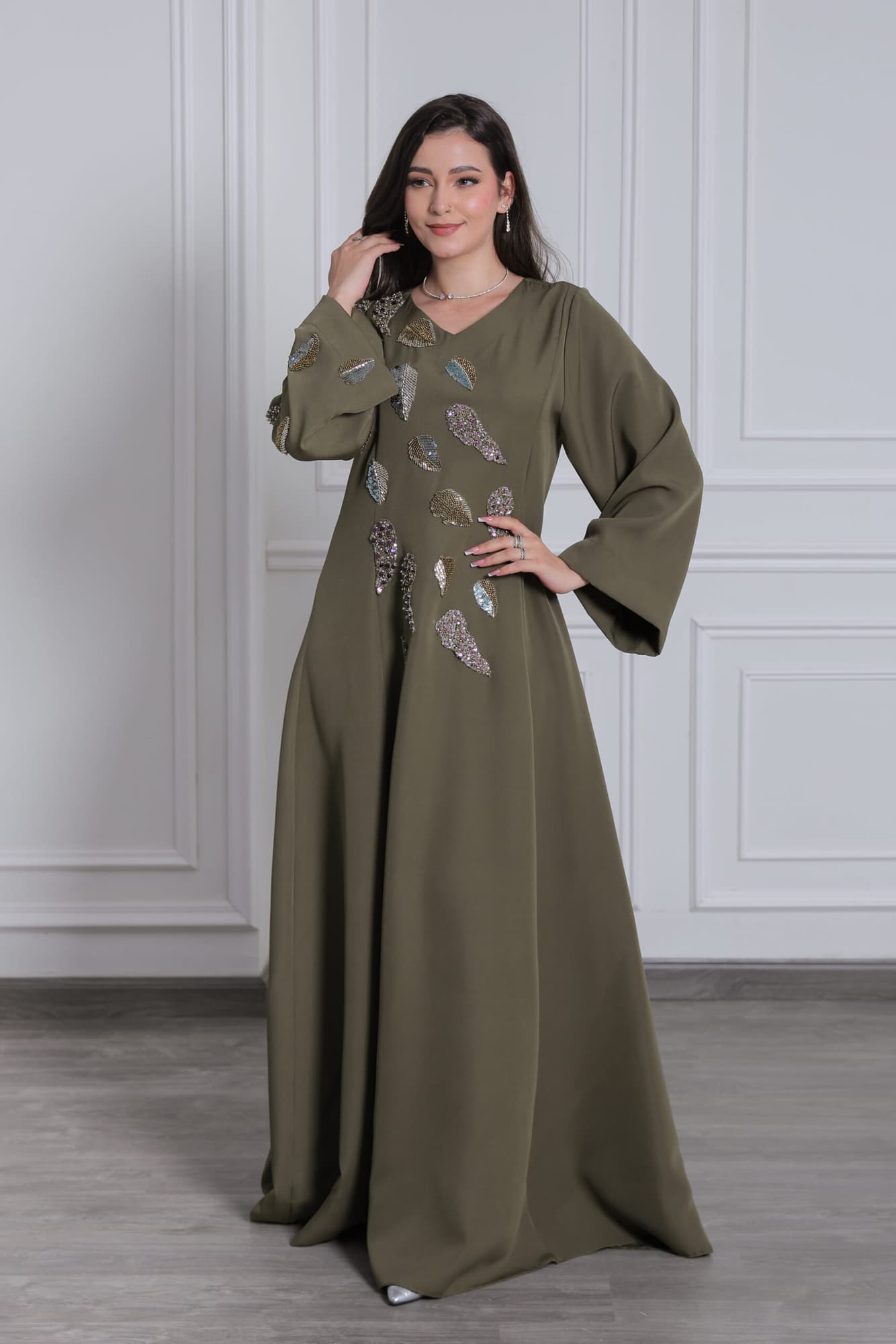 جلابية أنيقة بتطريز ناعم