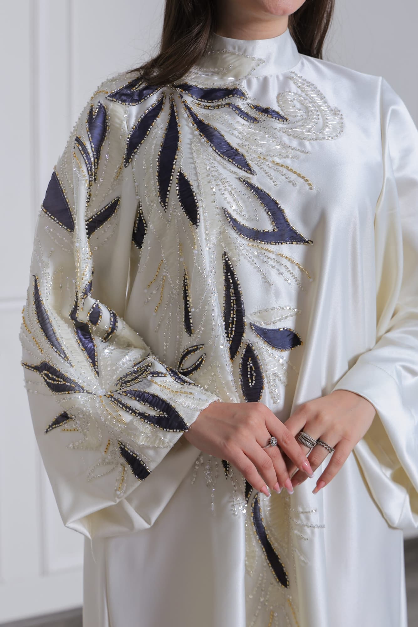 جلابية أنيقة بتطريز خرز على شكل ورق شجر سكري