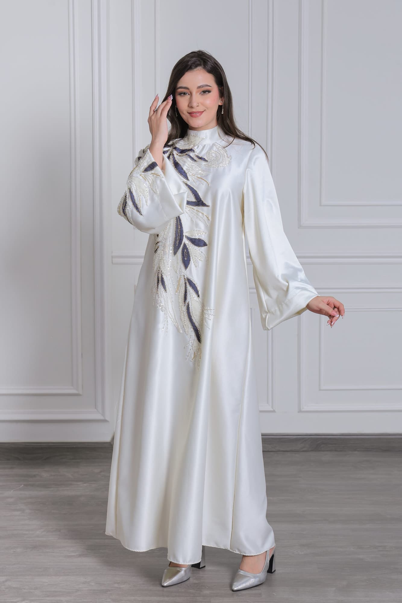 جلابية أنيقة بتطريز خرز على شكل ورق شجر