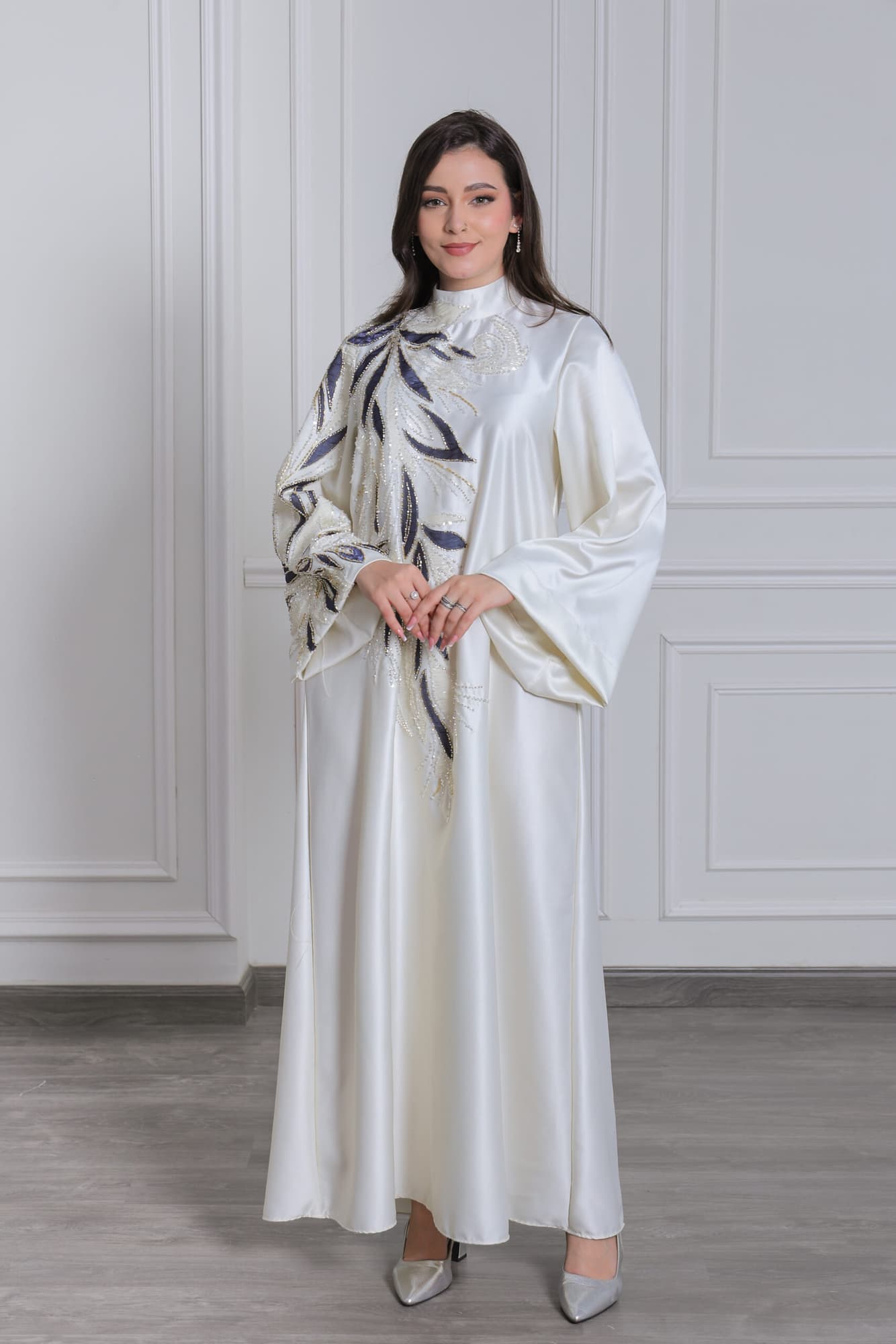 جلابية أنيقة بتطريز خرز على شكل ورق شجر