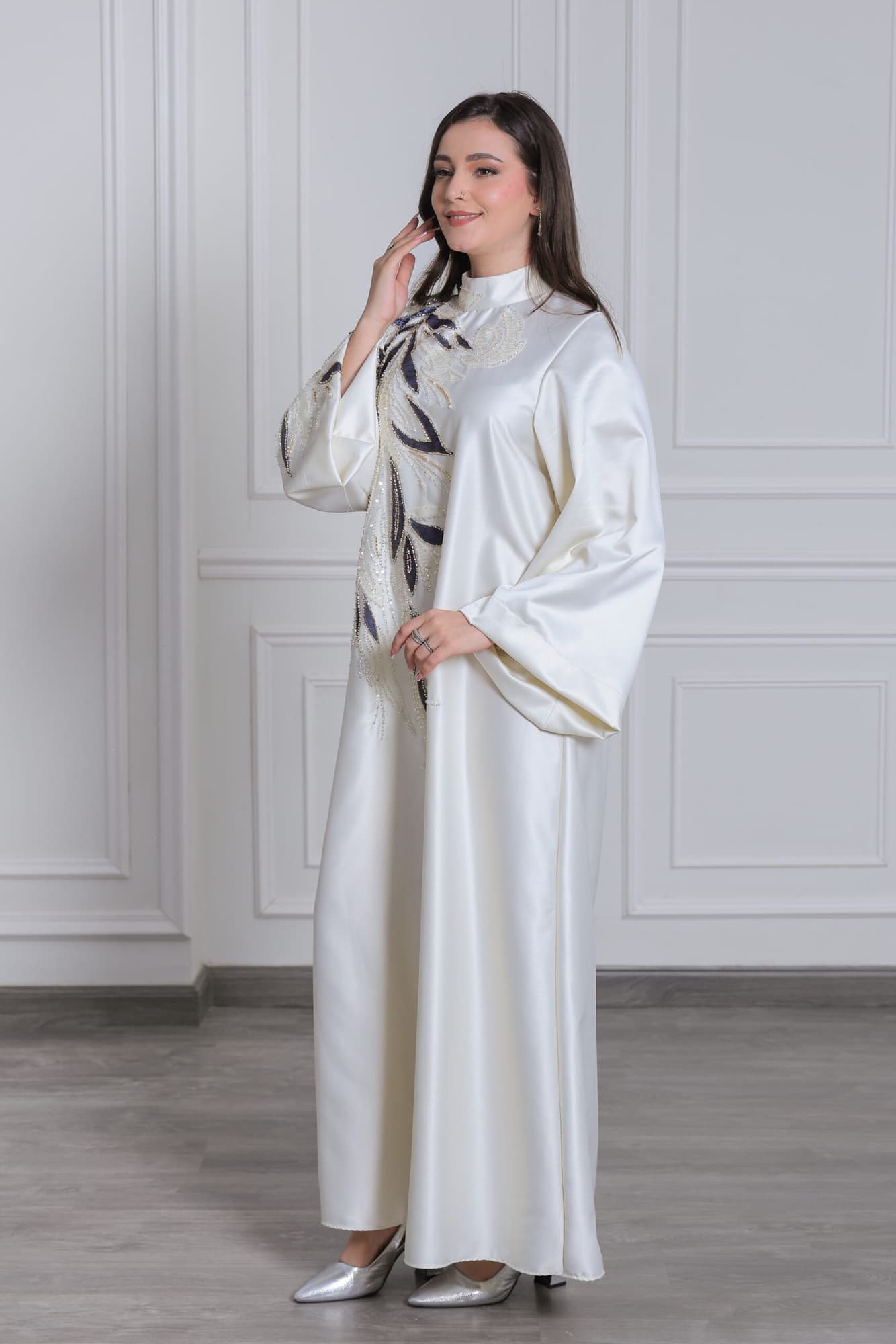 جلابية أنيقة بتطريز خرز على شكل ورق شجر