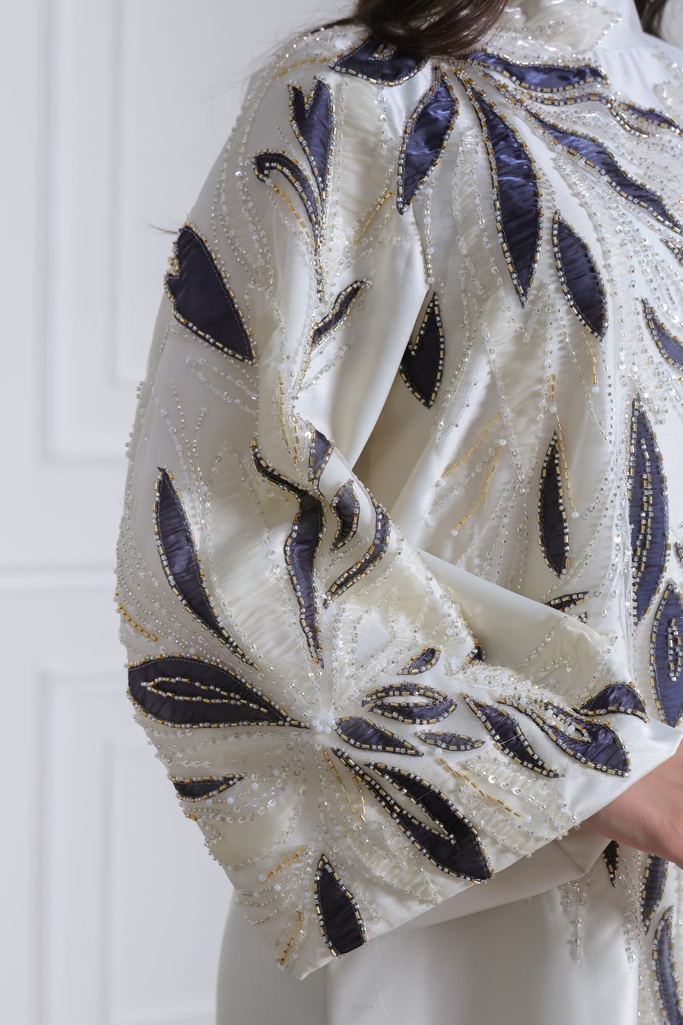 جلابية أنيقة بتطريز خرز على شكل ورق شجر