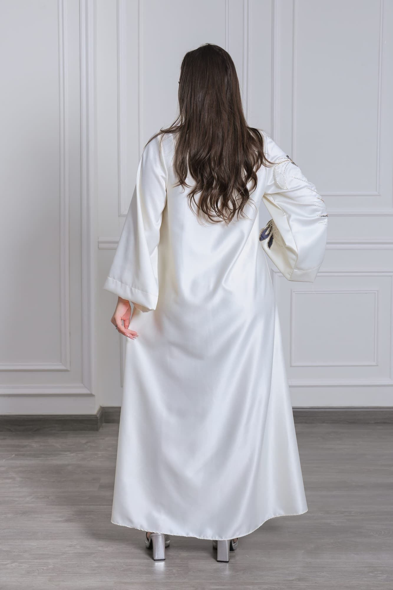 جلابية أنيقة بتطريز خرز على شكل ورق شجر