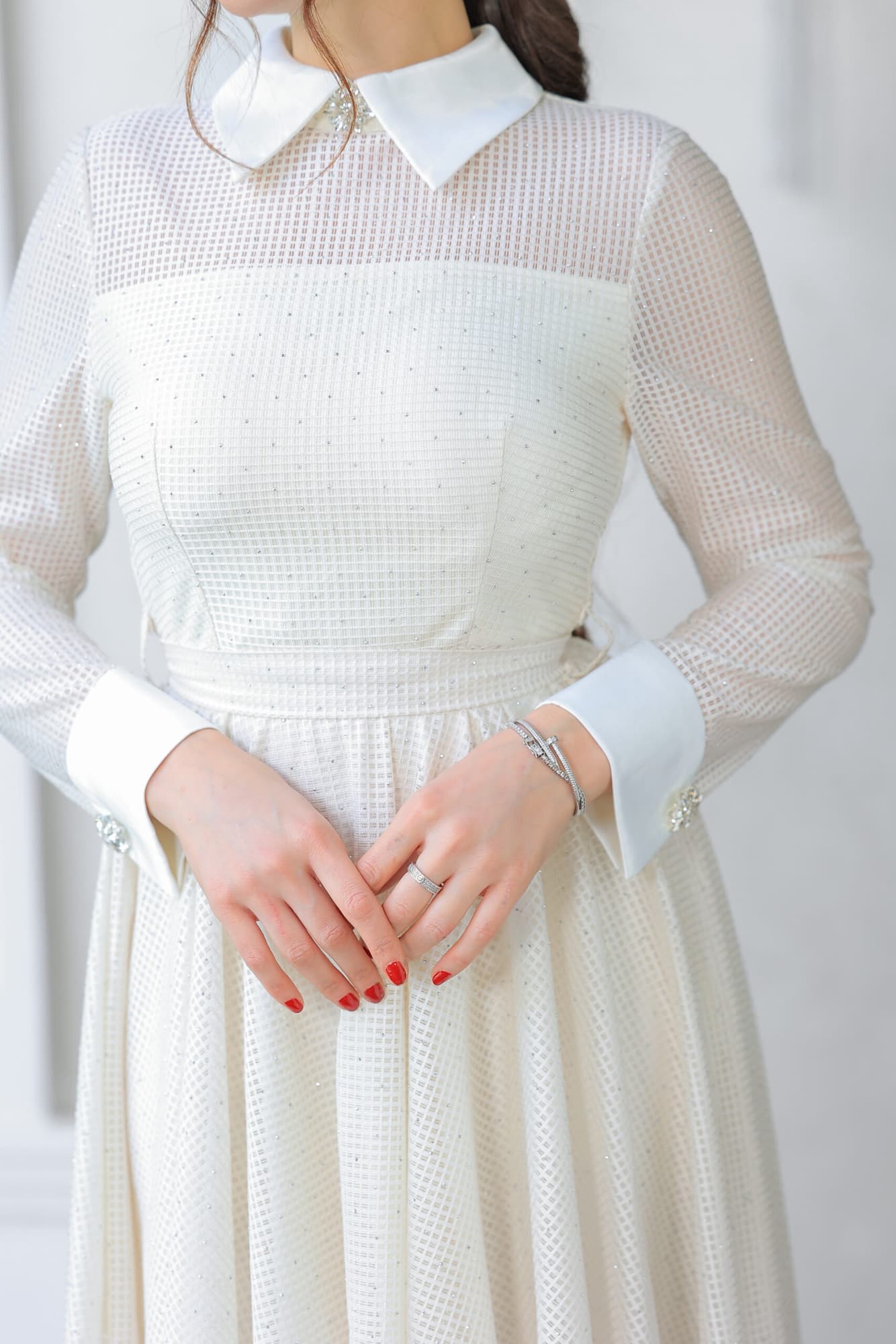 فستان أنيق بتفاصيل براقة وتصميم كلاسيكي عصري بيج فاتح