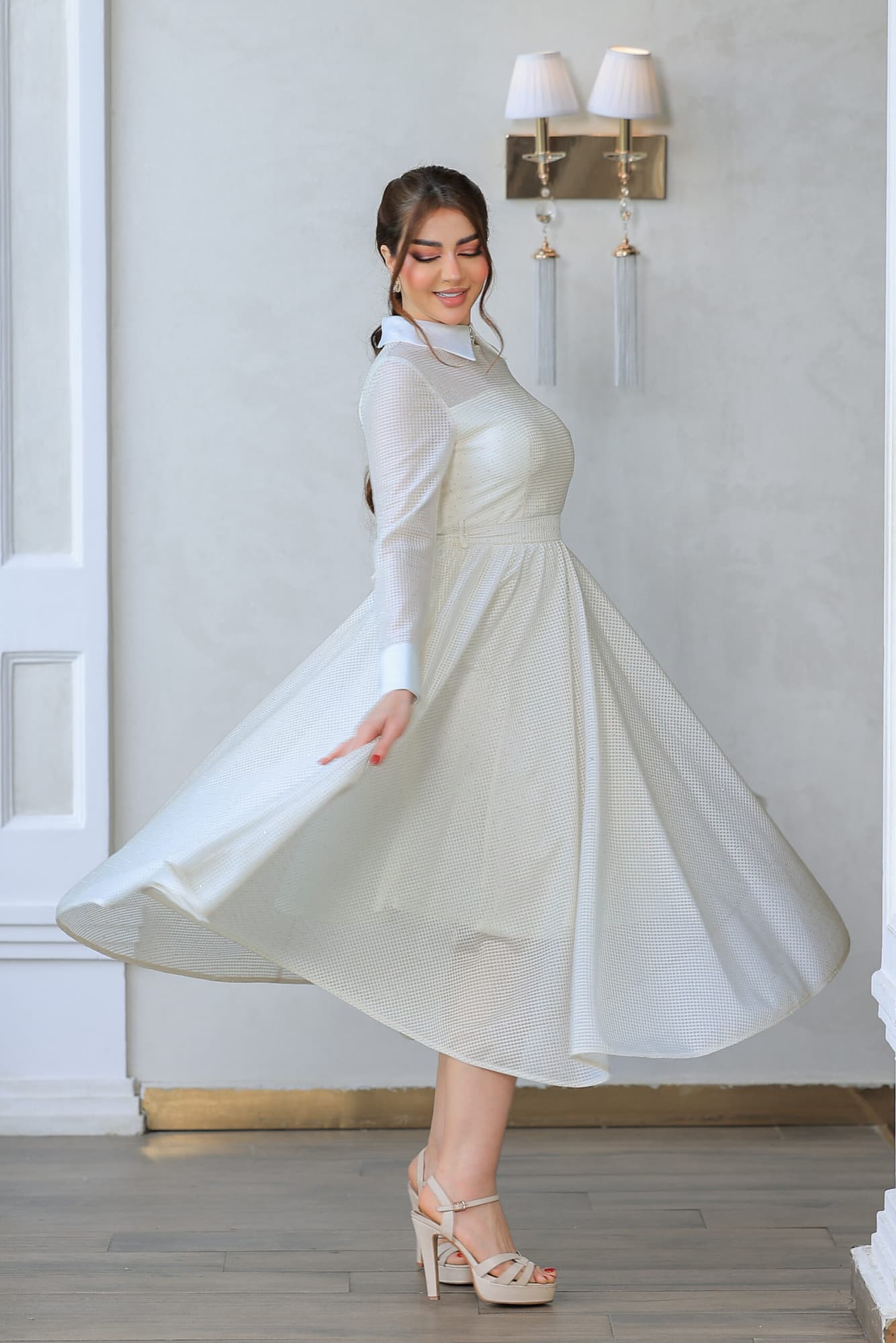 فستان أنيق بتفاصيل براقة وتصميم كلاسيكي عصري