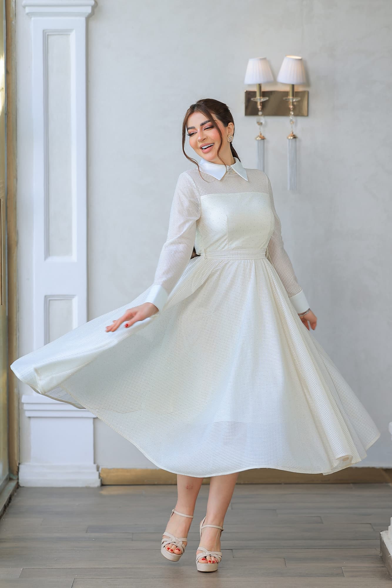 فستان أنيق بتفاصيل براقة وتصميم كلاسيكي عصري