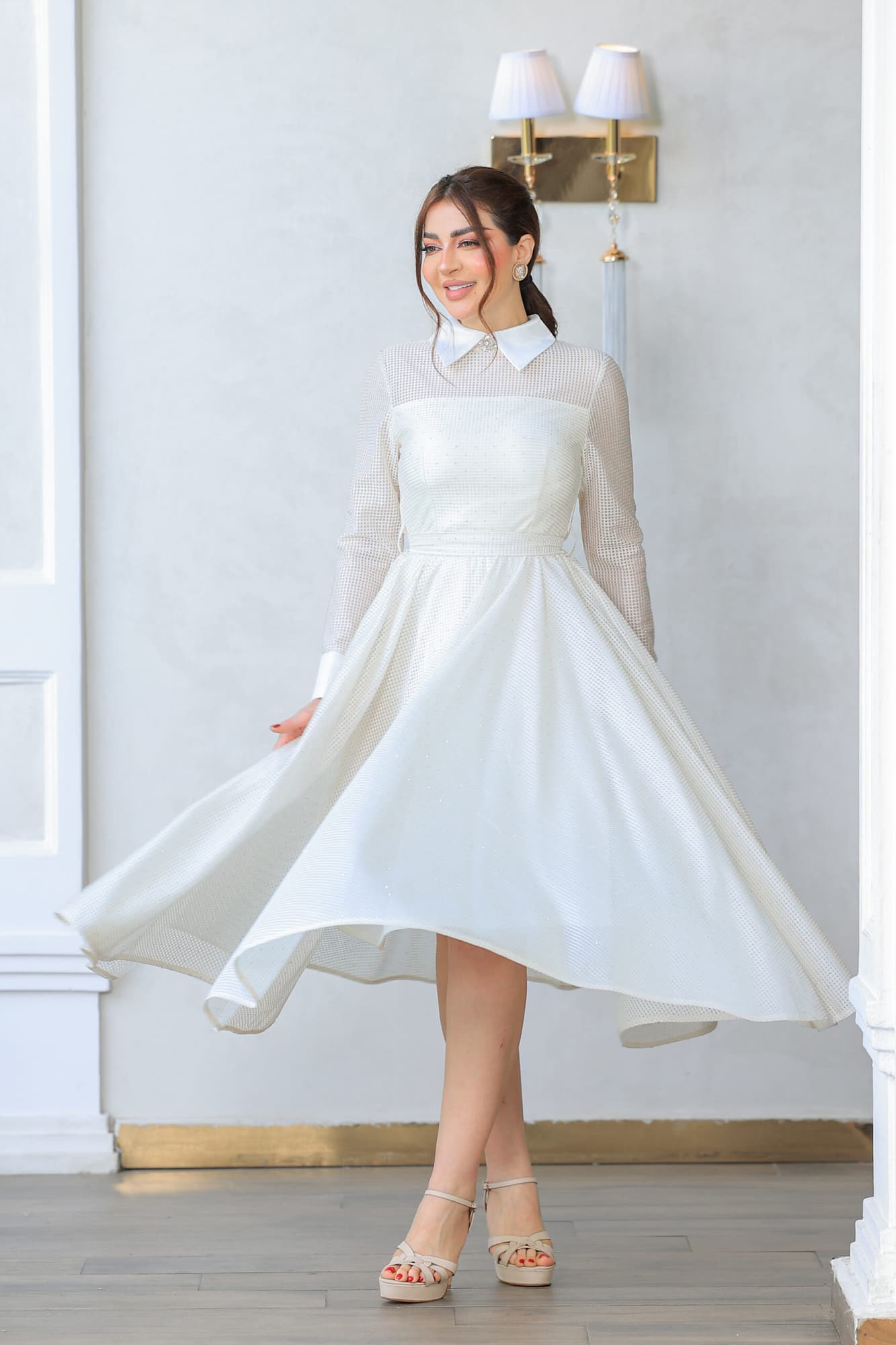 فستان أنيق بتفاصيل براقة وتصميم كلاسيكي عصري