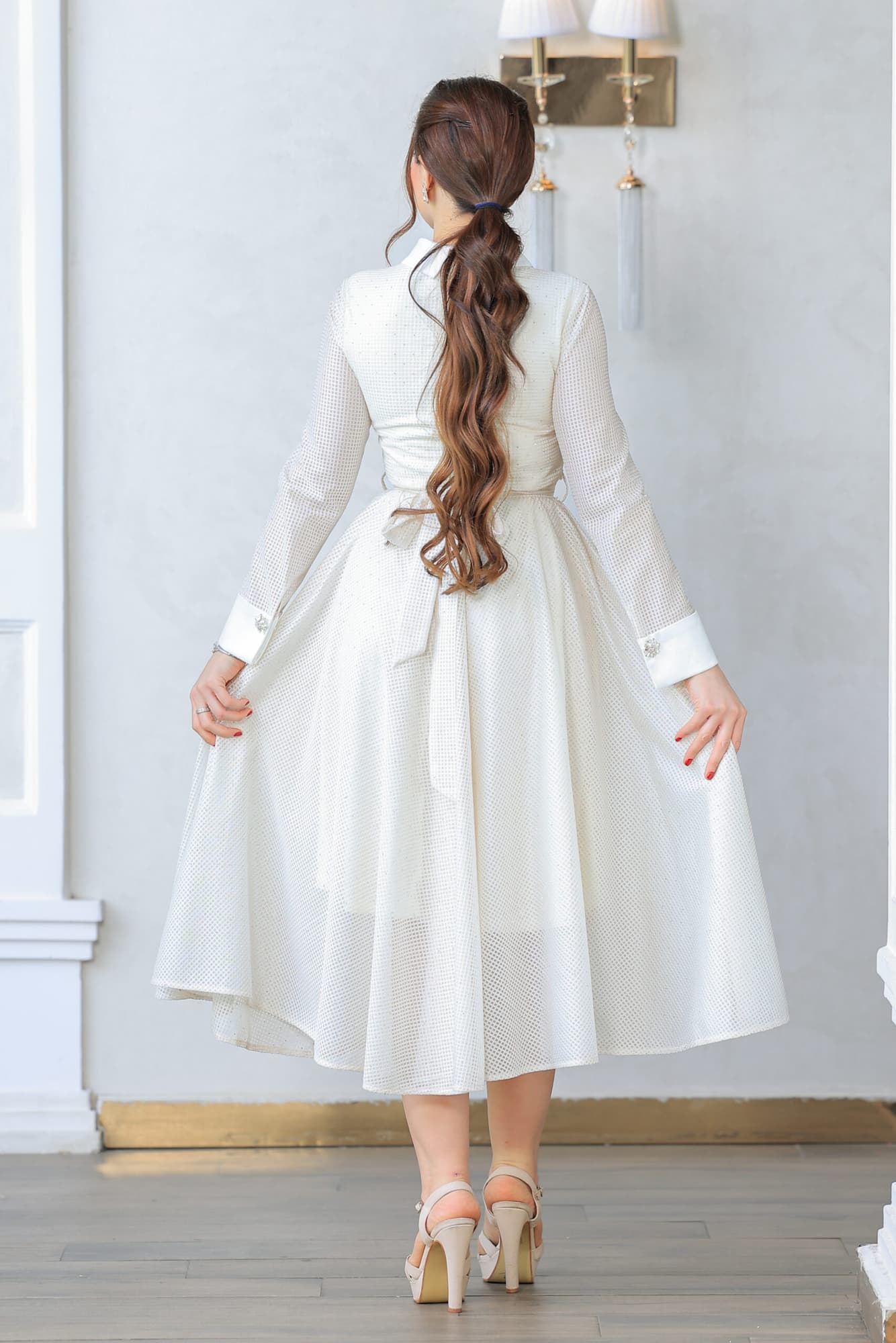 فستان أنيق بتفاصيل براقة وتصميم كلاسيكي عصري