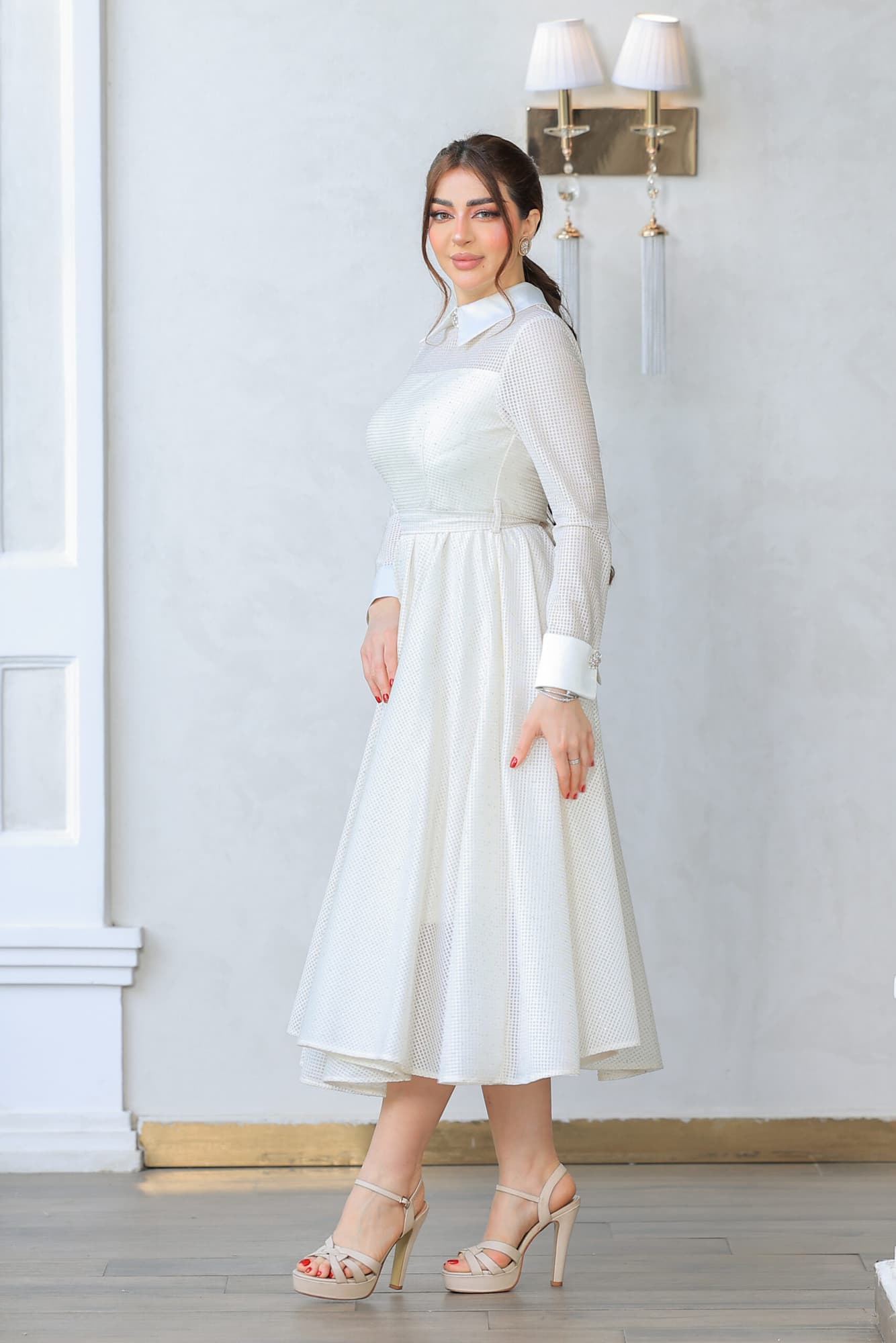 فستان أنيق بتفاصيل براقة وتصميم كلاسيكي عصري