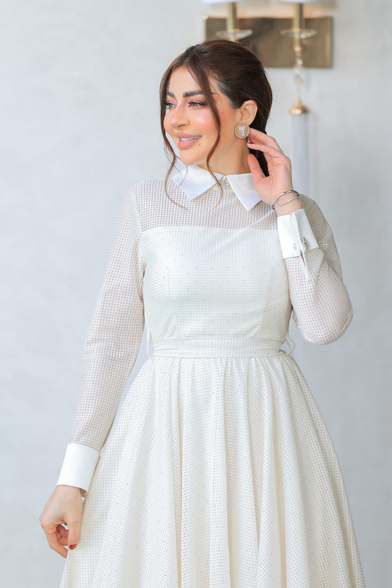 فستان أنيق بتفاصيل براقة وتصميم كلاسيكي عصري