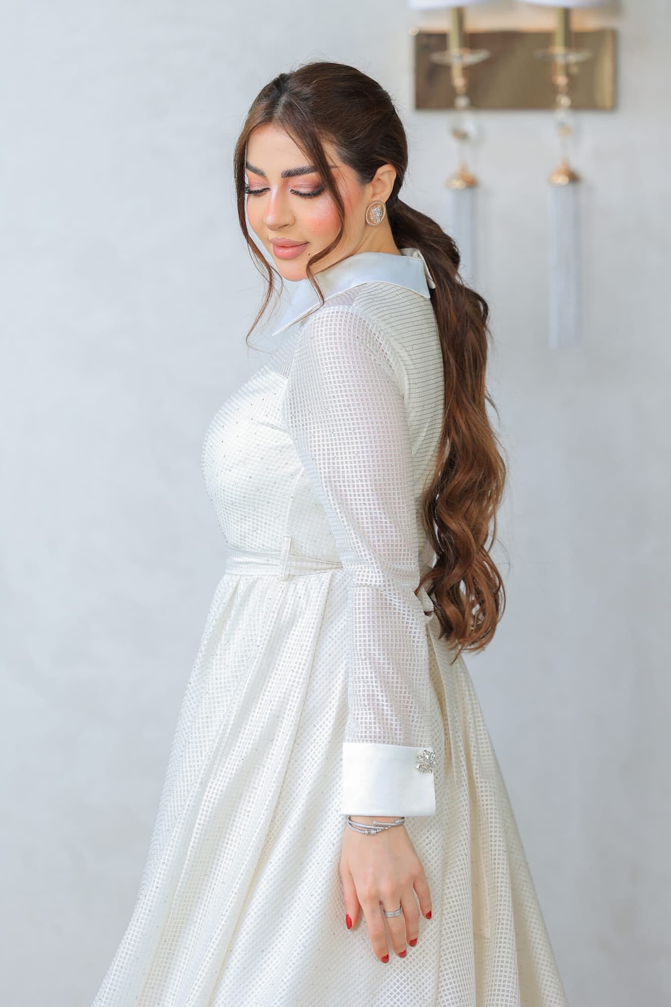 فستان أنيق بتفاصيل براقة وتصميم كلاسيكي عصري