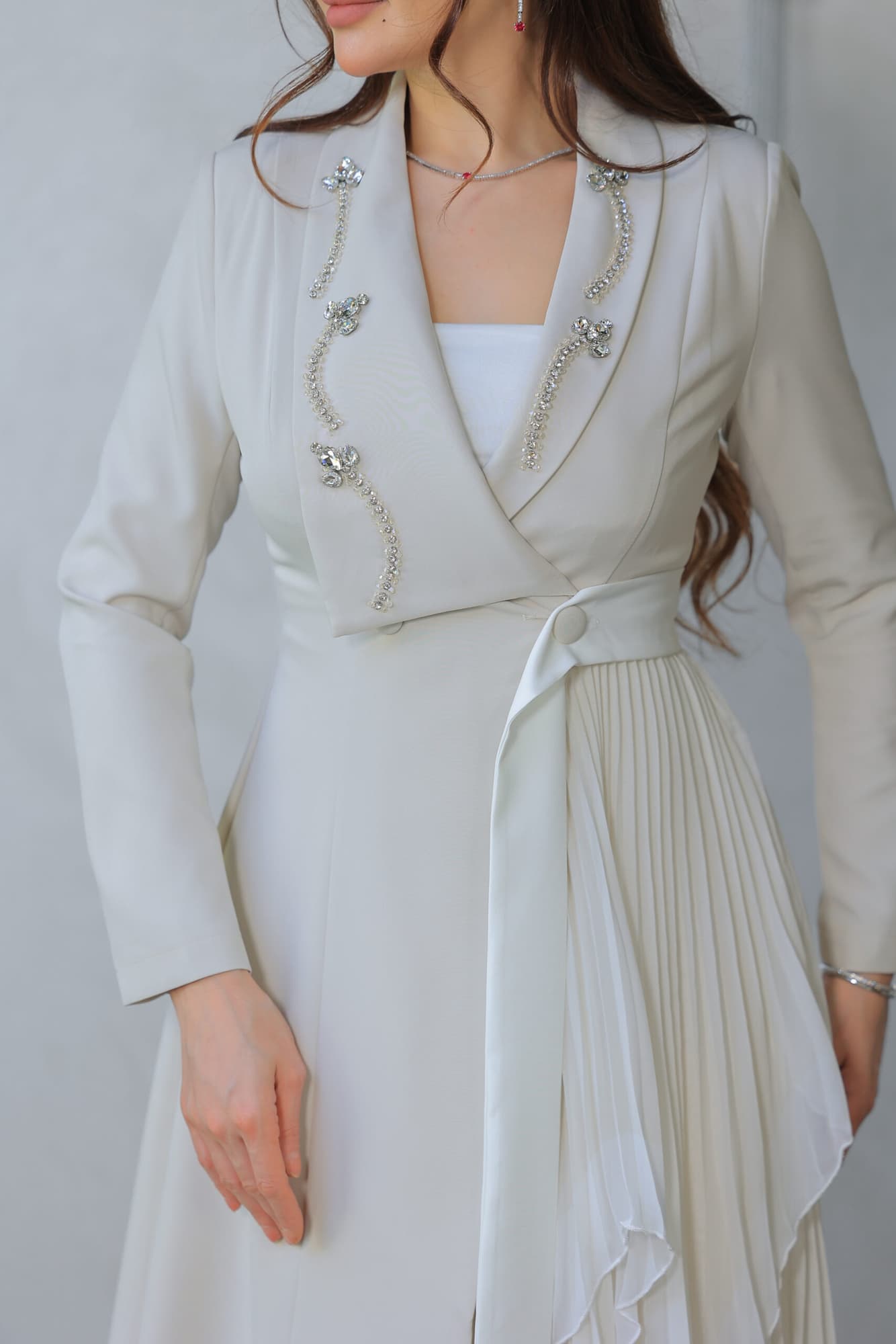 فستان ملكي باسلوب معطف وقصة جانبيه منسدله بيج فاتح