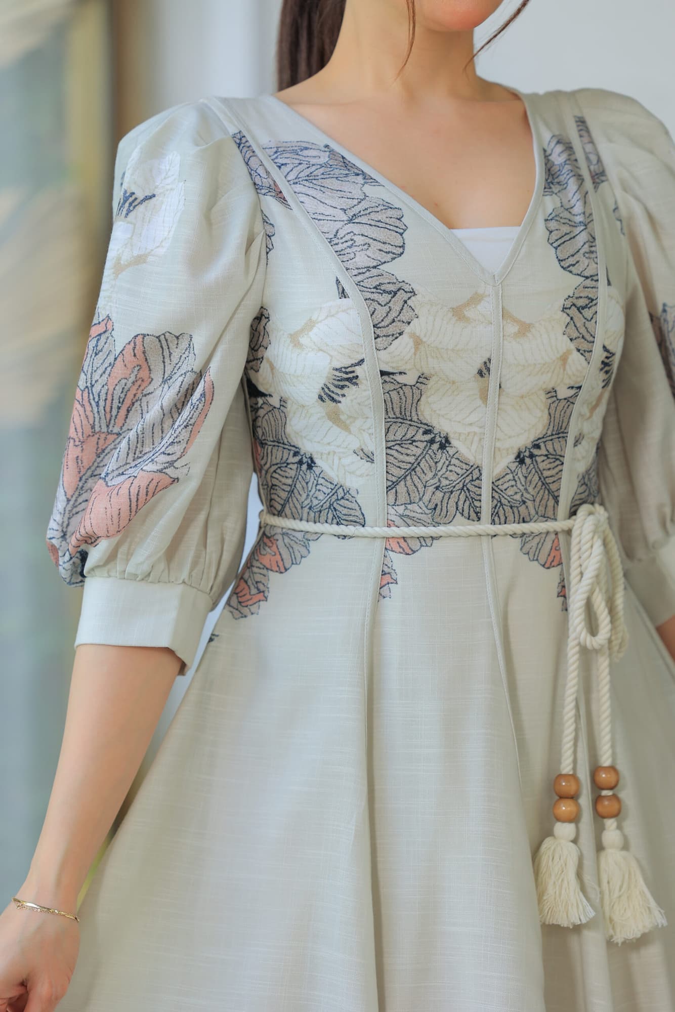 فستان أنيق يتميز بتصميمه الكلاسيكي العصري بيج فاتح