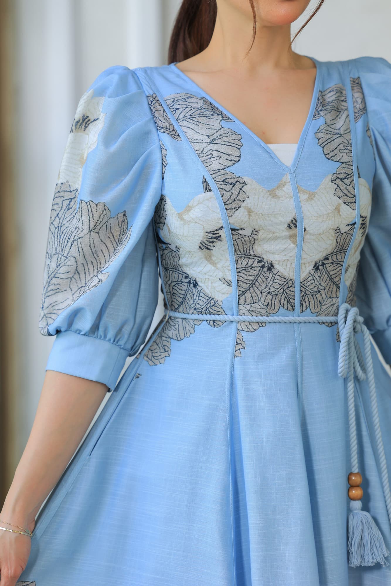 فستان أنيق يتميز بتصميمه الكلاسيكي العصري سماوي