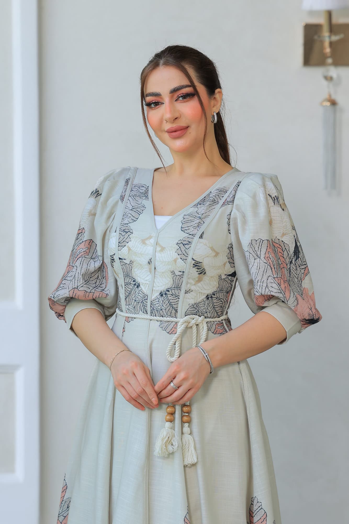 فستان أنيق يتميز بتصميمه الكلاسيكي العصري