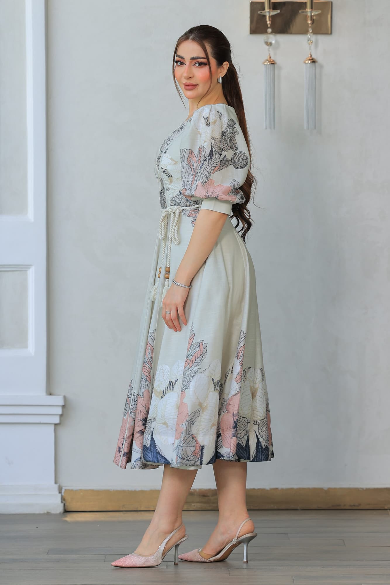 فستان أنيق يتميز بتصميمه الكلاسيكي العصري