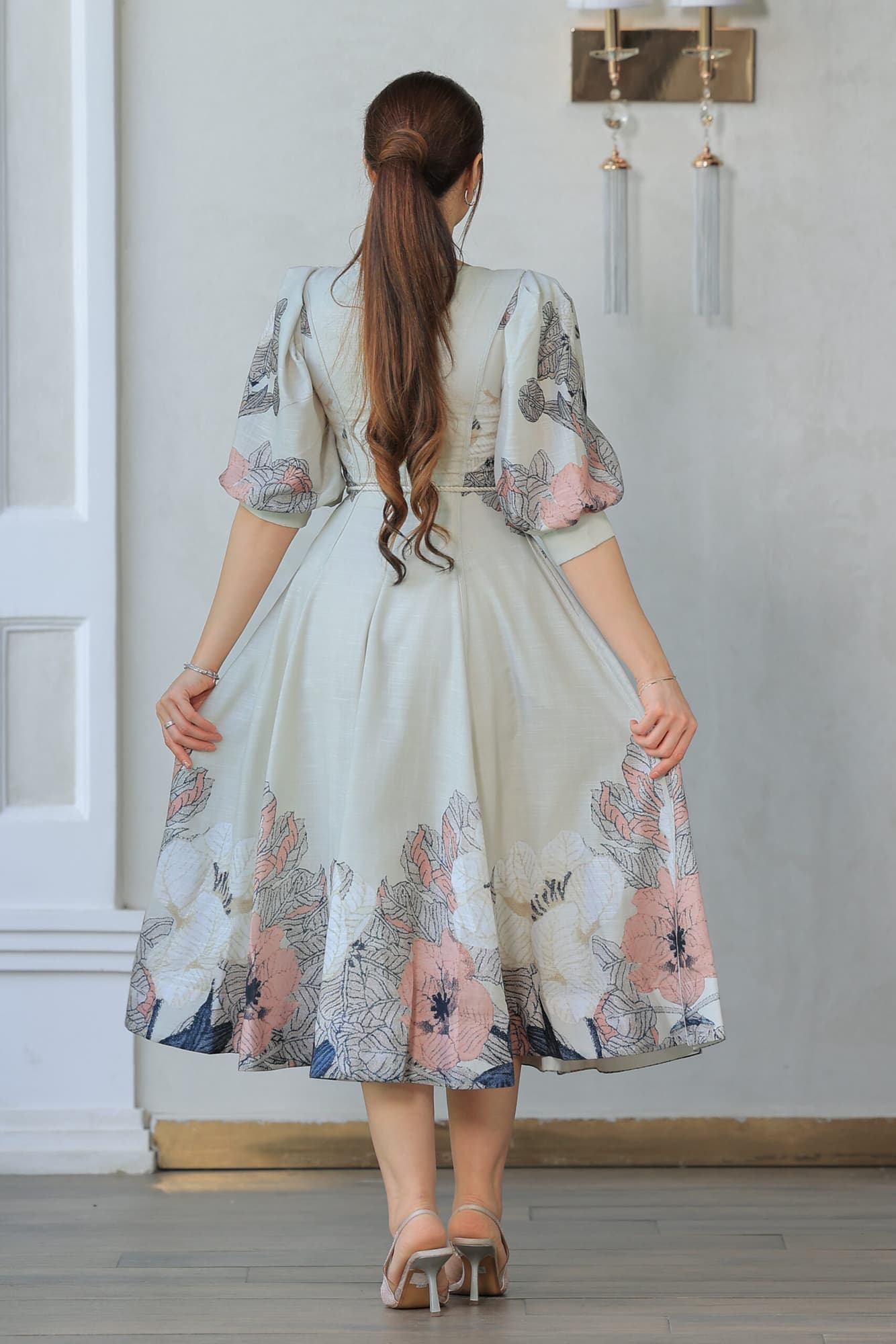 فستان أنيق يتميز بتصميمه الكلاسيكي العصري