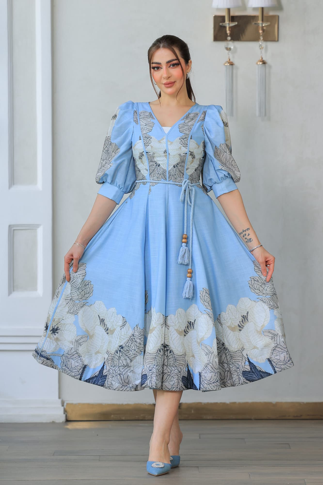 فستان أنيق يتميز بتصميمه الكلاسيكي العصري