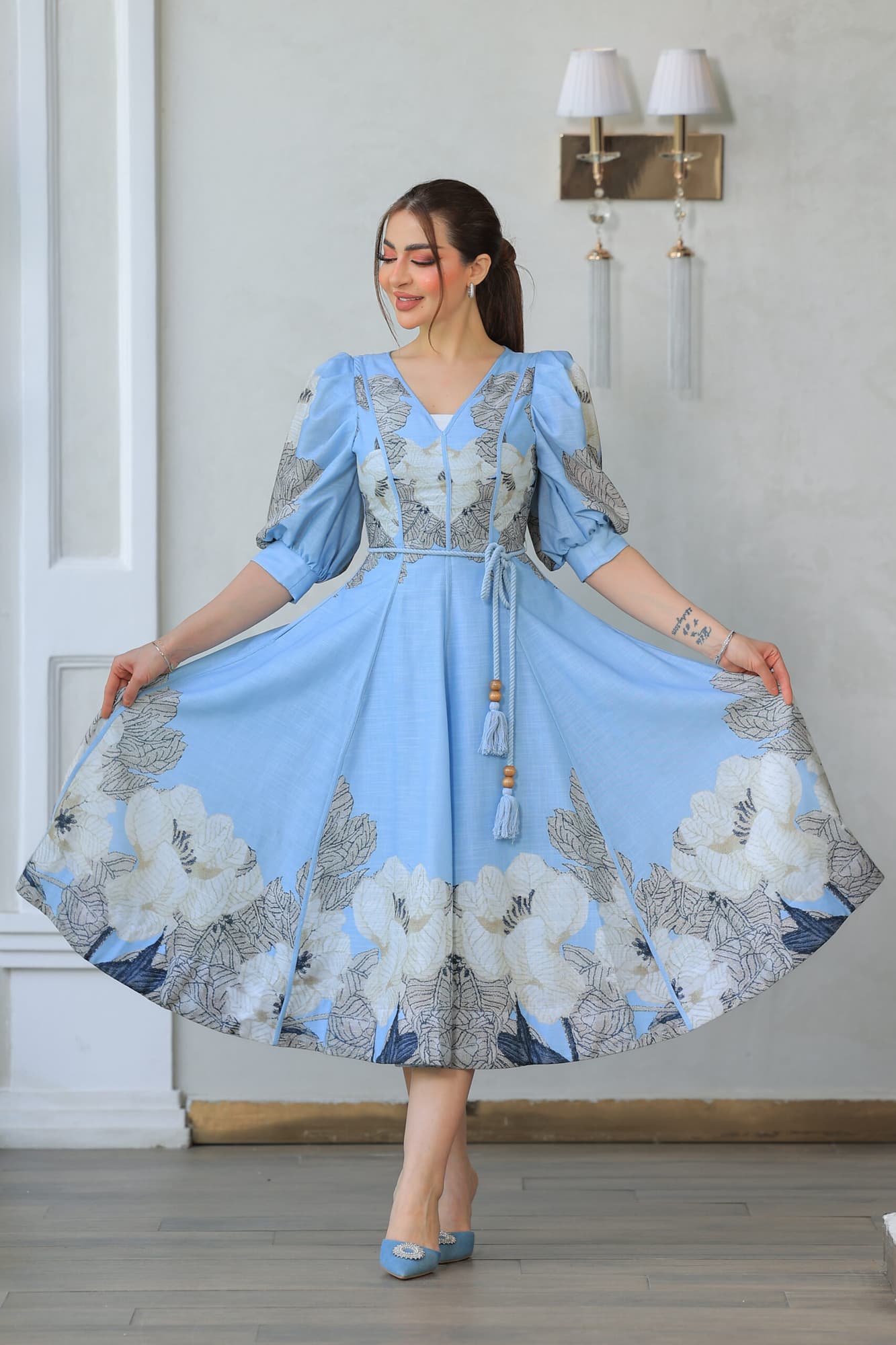 فستان أنيق يتميز بتصميمه الكلاسيكي العصري