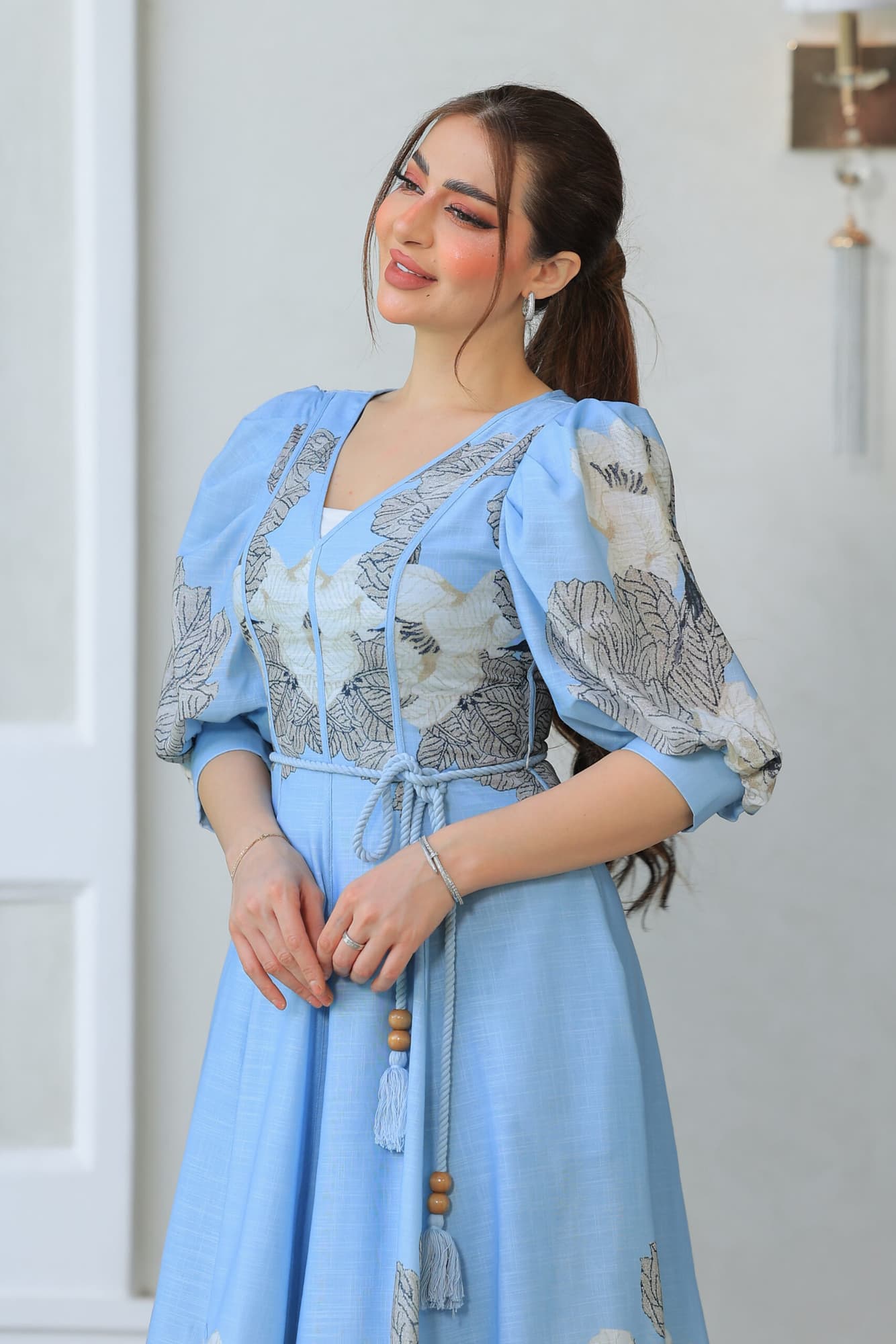 فستان أنيق يتميز بتصميمه الكلاسيكي العصري