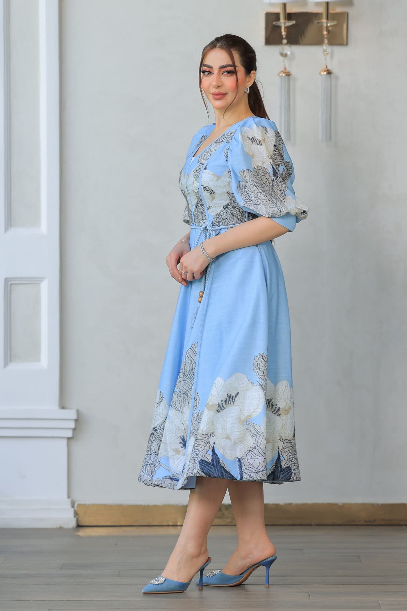 فستان أنيق يتميز بتصميمه الكلاسيكي العصري