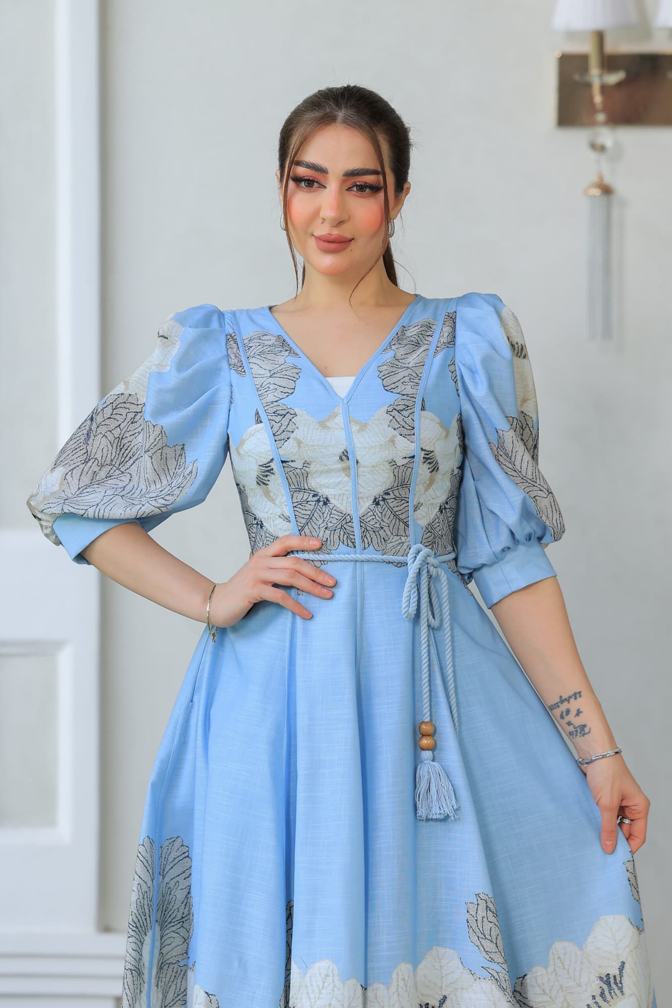 فستان أنيق يتميز بتصميمه الكلاسيكي العصري