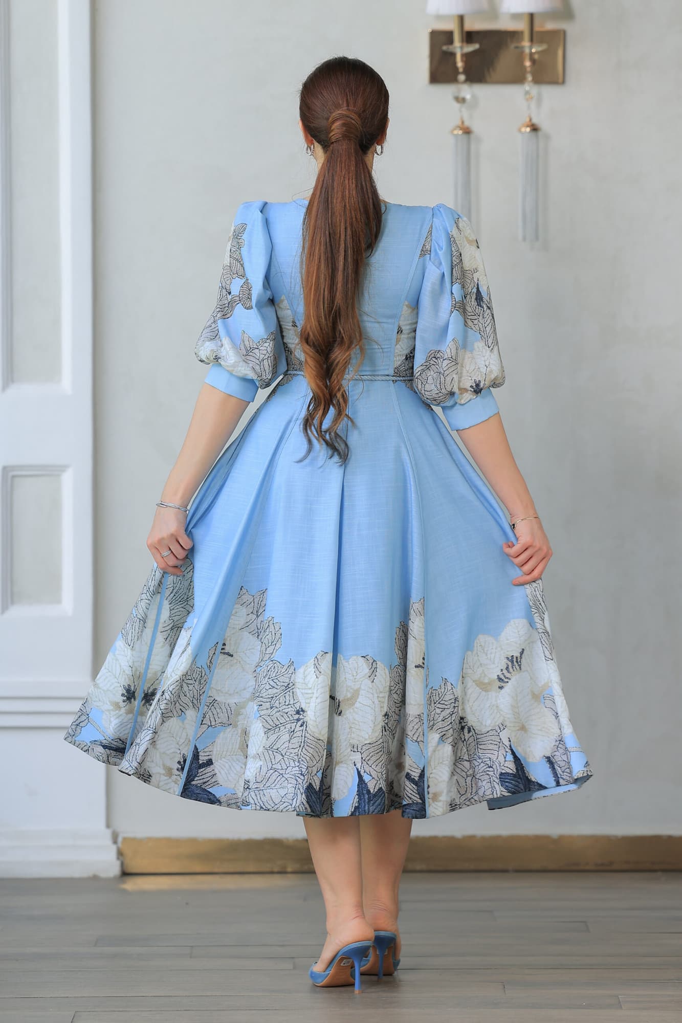 فستان أنيق يتميز بتصميمه الكلاسيكي العصري