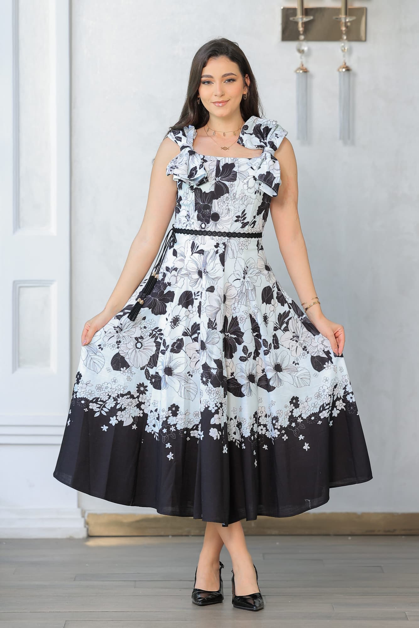 فستان أنيق بتصميم كلاسيكي مزين بنقشة زهور راقية