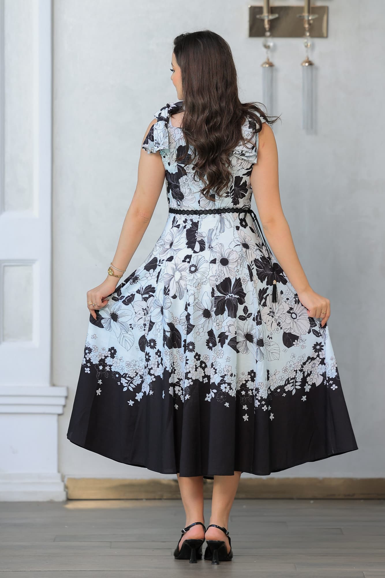 فستان أنيق بتصميم كلاسيكي مزين بنقشة زهور راقية