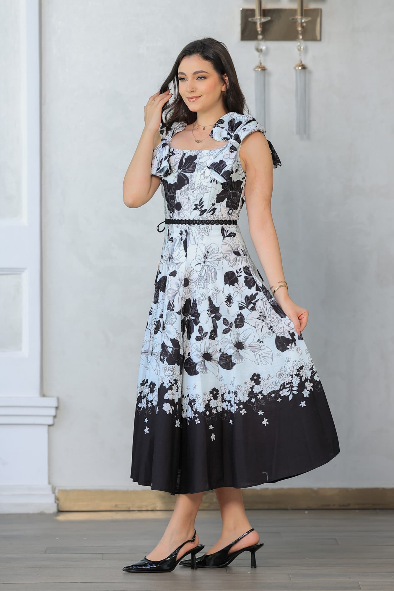 فستان أنيق بتصميم كلاسيكي مزين بنقشة زهور راقية